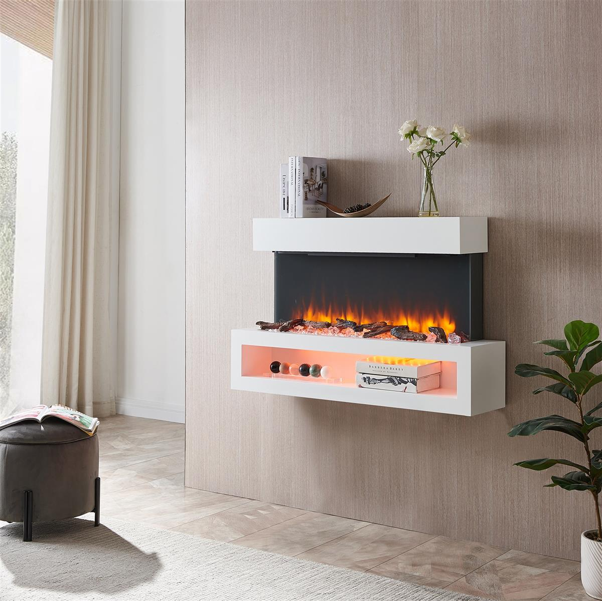 Ein weißer, an der Wand befestigter Elektrokamin mit einem orangefarbenen Feuereffekt, Holzscheiten und einem Regal mit Gegenständen.