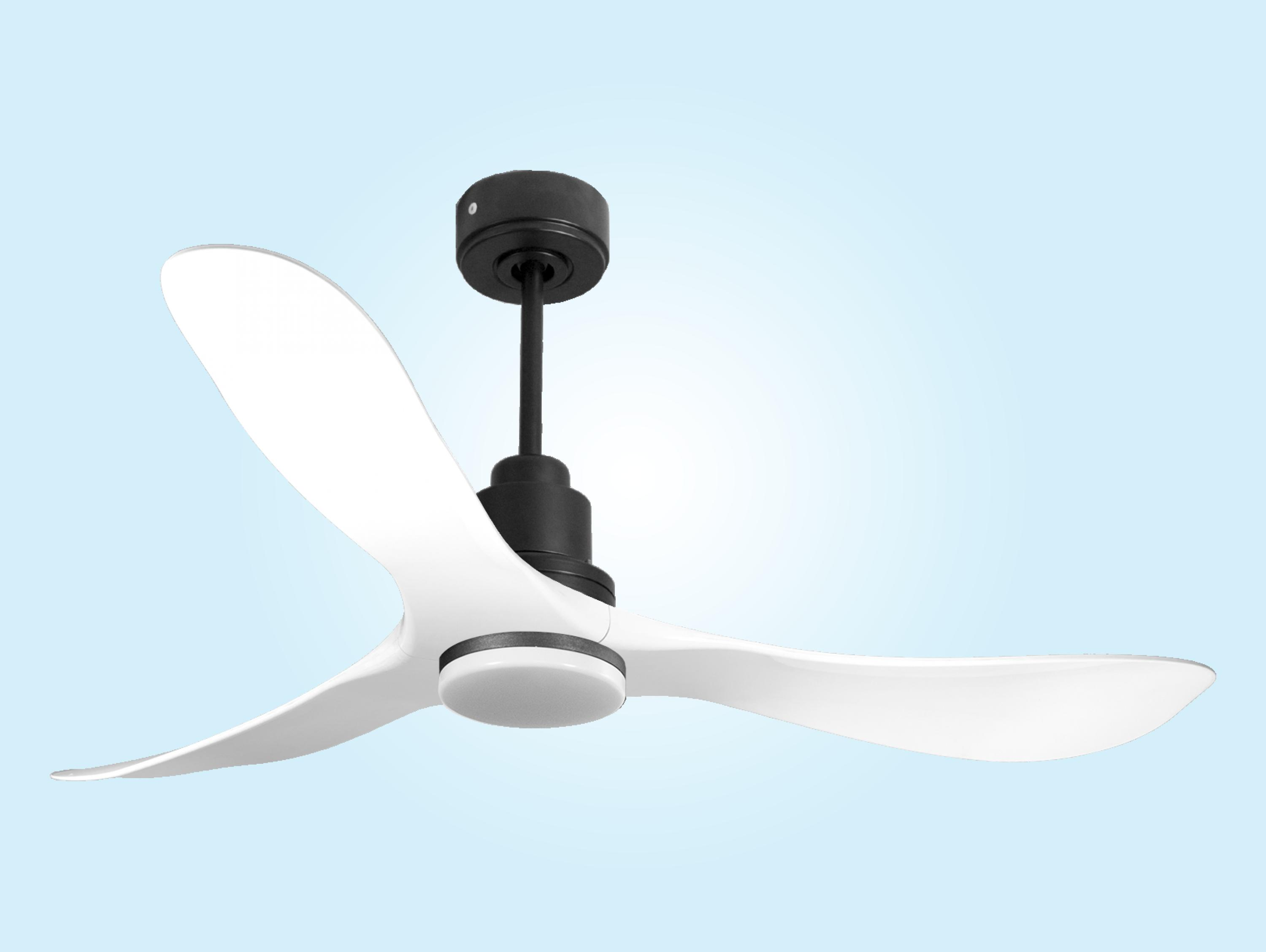 Ventilador de techo con tres aspas blancas y motor negro. Fondo azul claro.