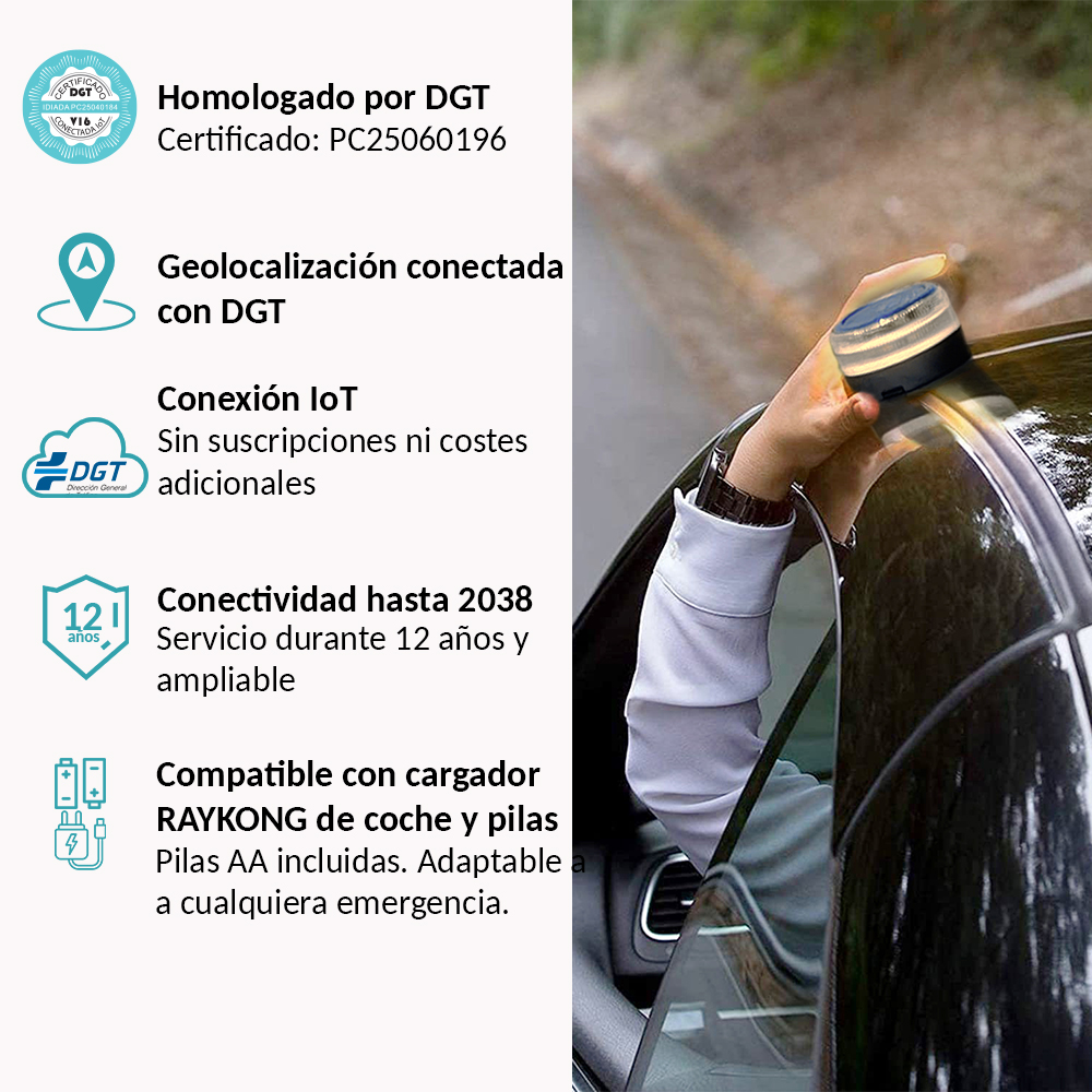 Una mano sostiene un dispositivo en la puerta de un coche. Detalles: DGT, geolocalización, conexión IoT, servicio 12 años, compatible con RAYKONG.