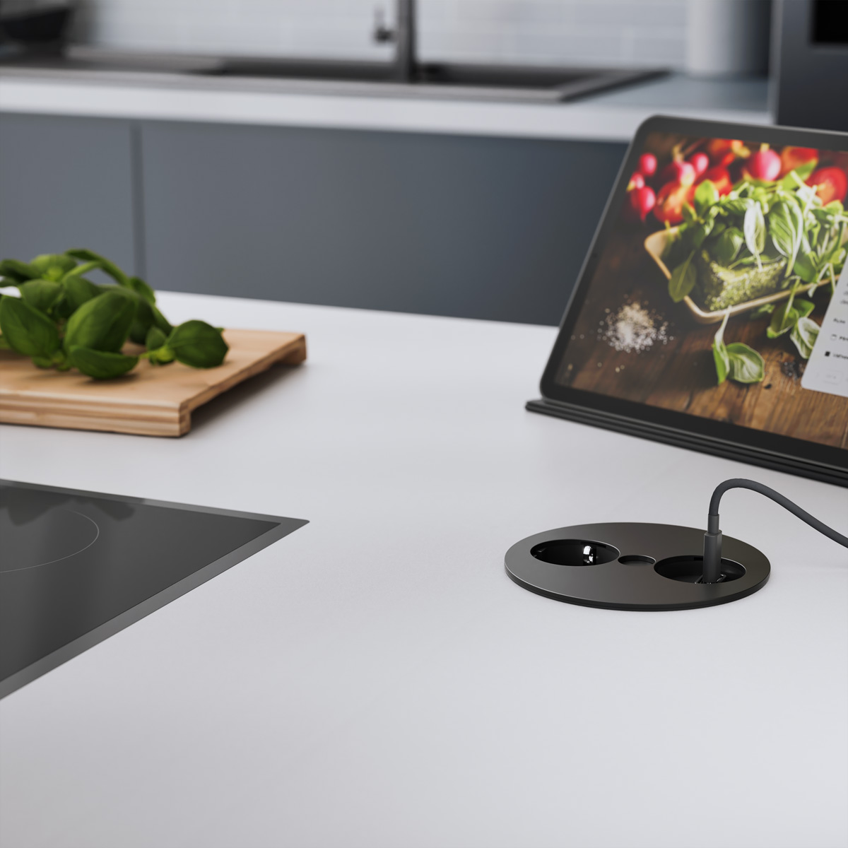 Aranżacja kuchni z gniazdkiem, tabletem wyświetlającym zdjęcie jedzenia i składnikami do gotowania.