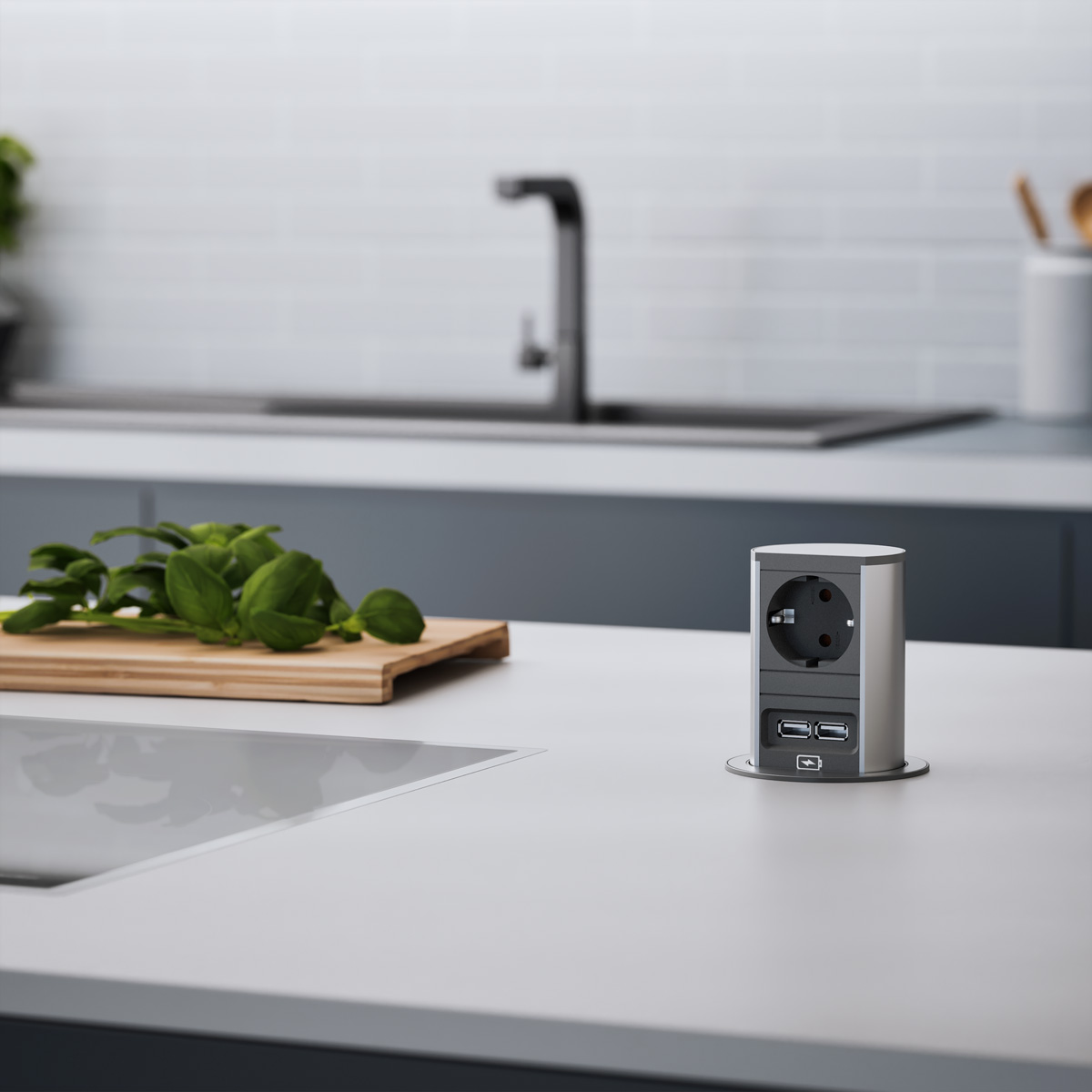 Lada kuchenna z podniesionym srebrnym gniazdkiem, bazylią na drewnianej desce i zlewem.