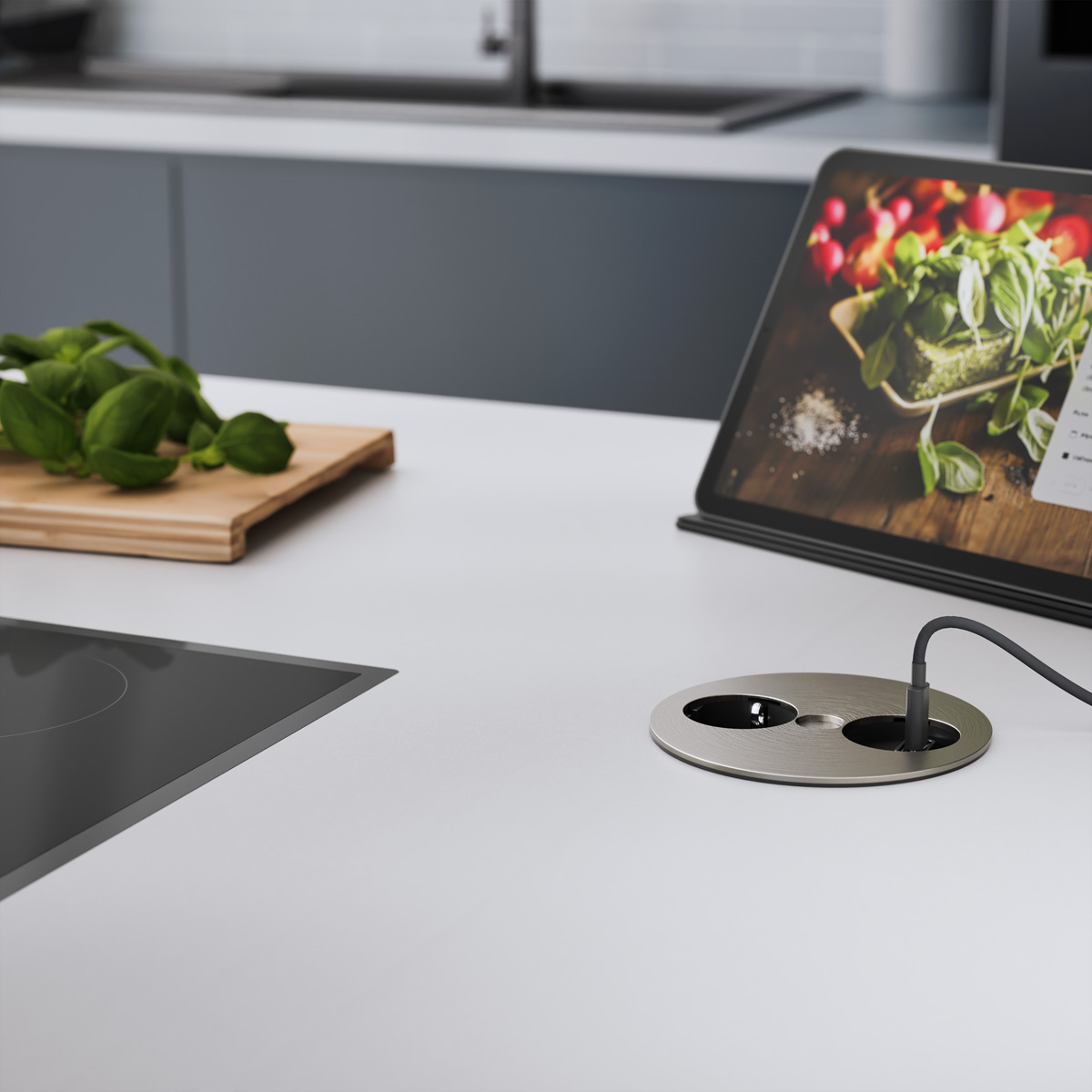 Küchentisch mit Basilikum, Tablet mit Essen und Steckdose.