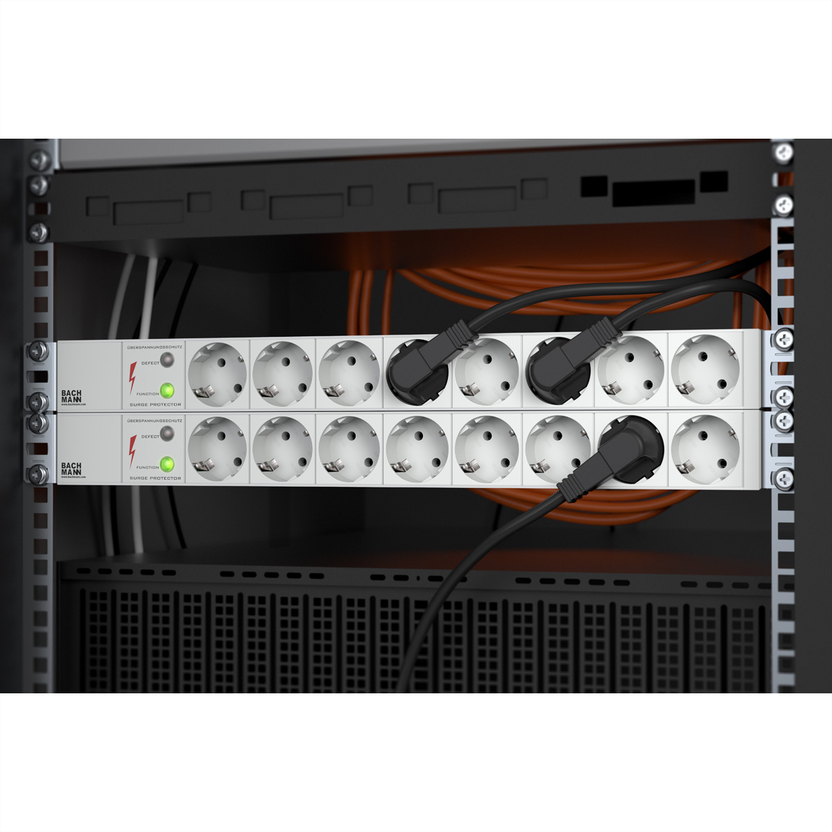 Serverrack mit Steckdosenleisten, Kabeln und einem Belüftungssystem in einem dunklen Raum.