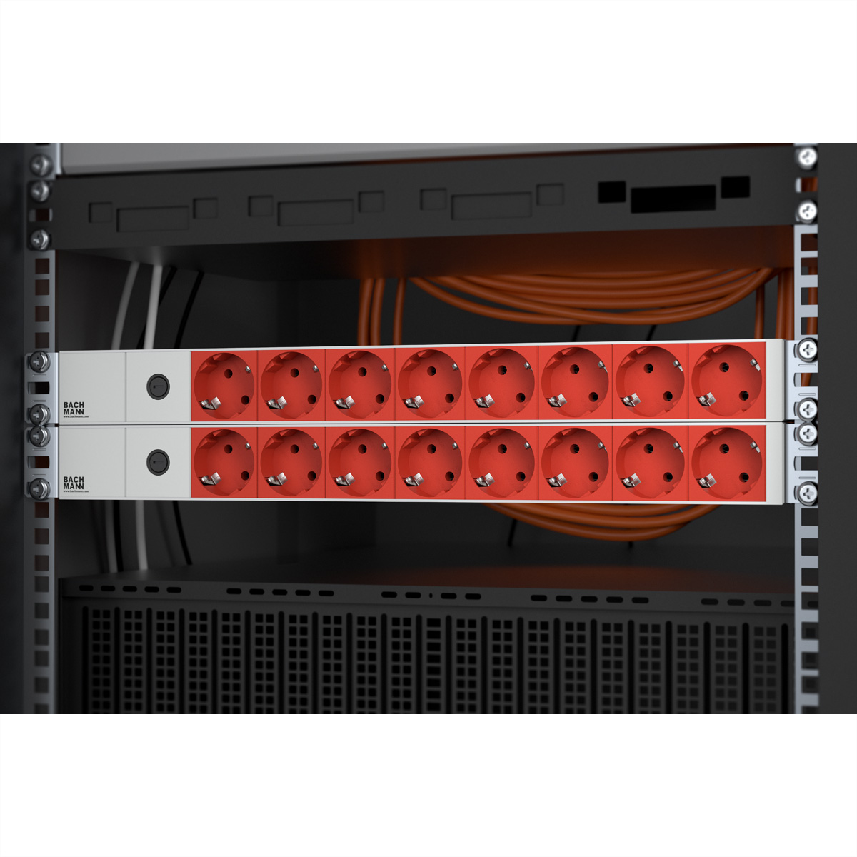 Un rack server con due file di prese elettriche rosse. Il rack è aperto, mostrando il cablaggio e il marchio Bachmann.