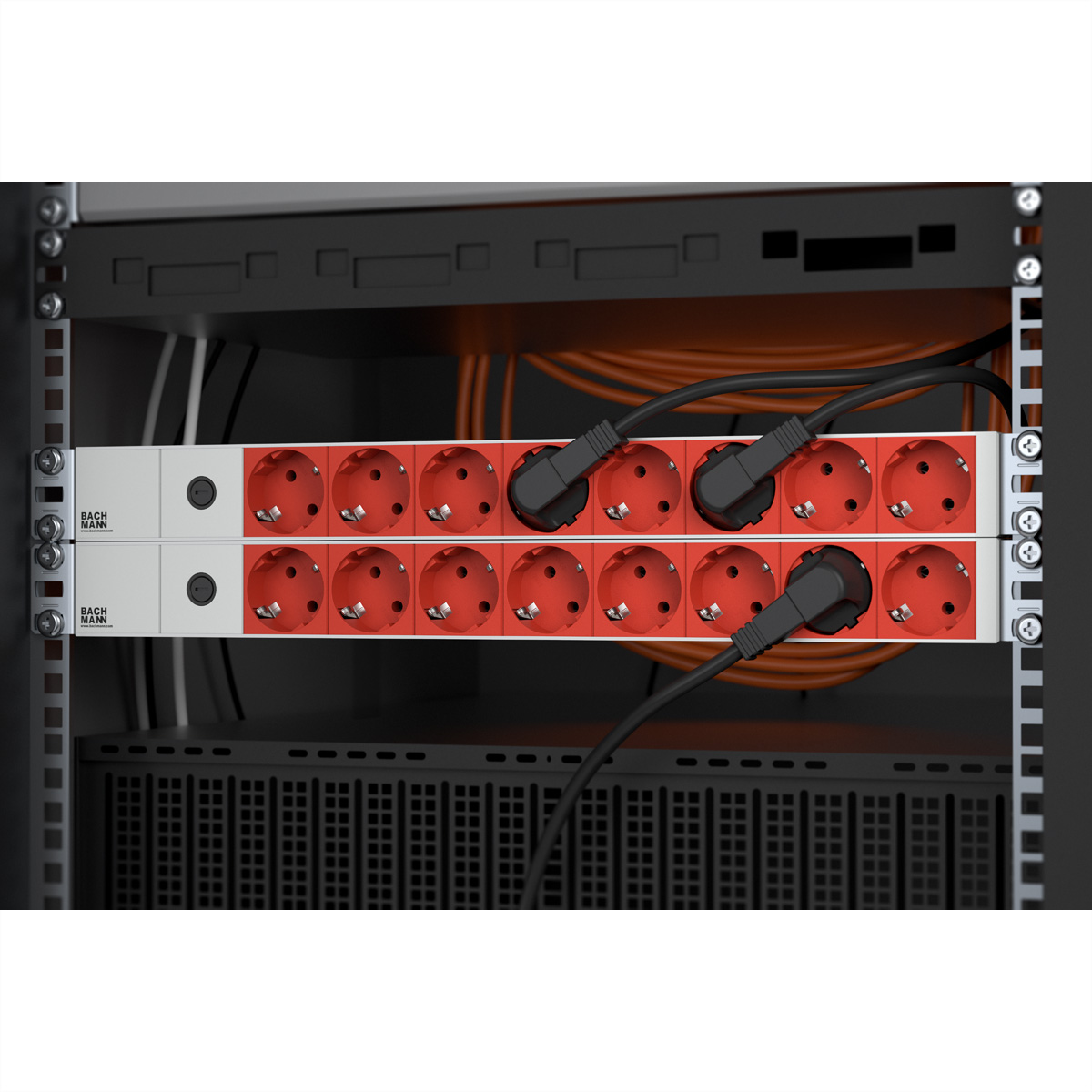 Due prese multiple installate in un rack, con prese rosse. Sono inserite spine nere.