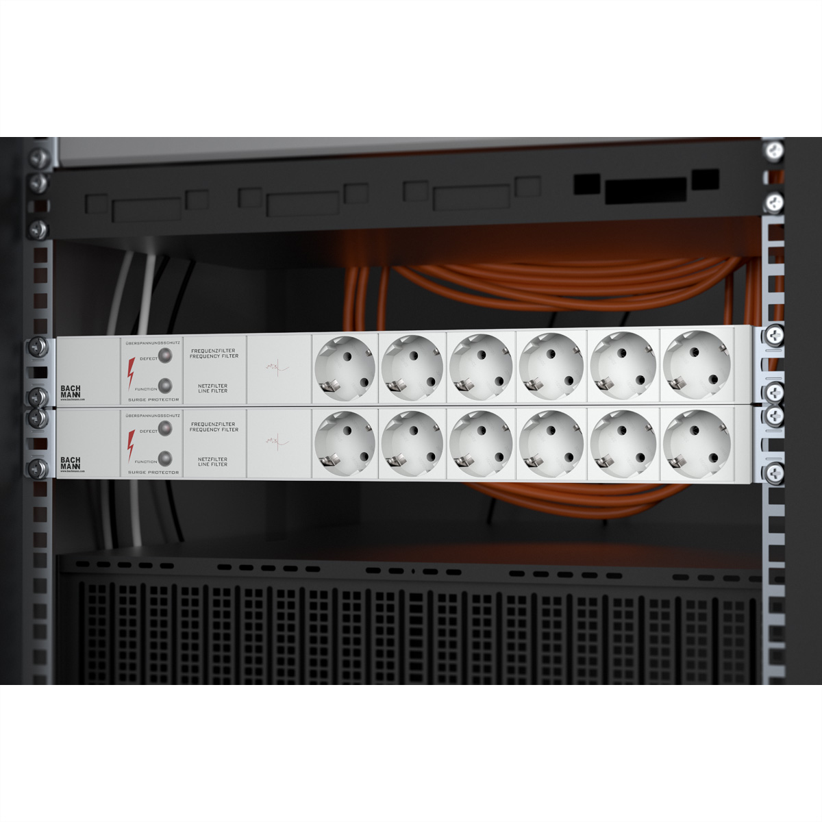 Dwie listwy zasilające zainstalowane w szafie. Widoczne wiele gniazd, świateł i ochrona przeciwprzepięciowa.