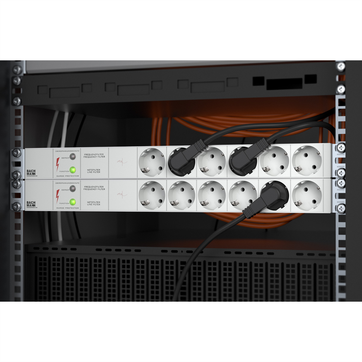 Dwie listwy zasilające zainstalowane w szafie. Widoczne wiele gniazd, świateł i ochrona przeciwprzepięciowa.