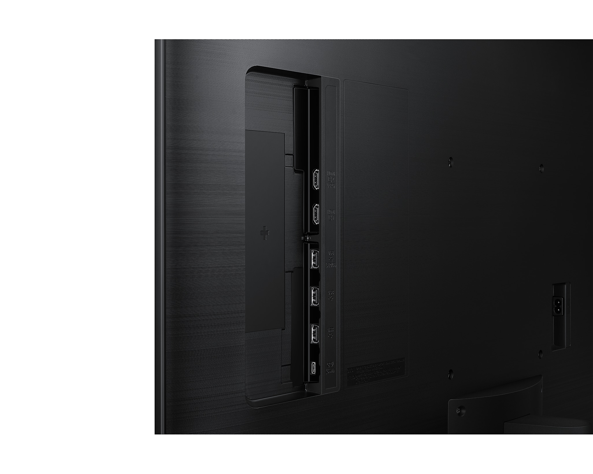 Zbliżenie tyłu czarnego monitora. Widoczne są różne porty. Białe tło.