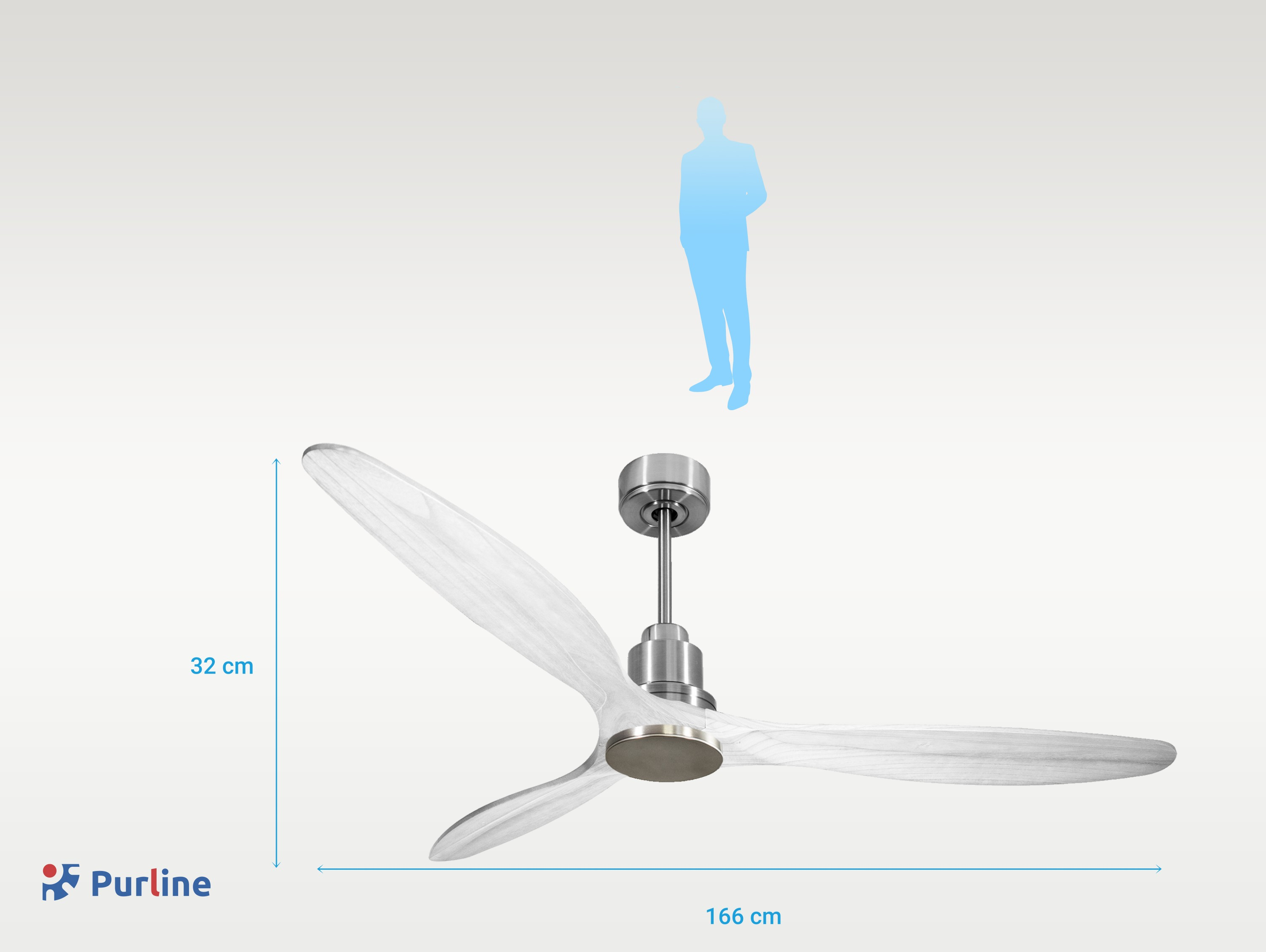 Ventilador de techo con motor plateado y aspas de madera clara. Hay una silueta humana presente.