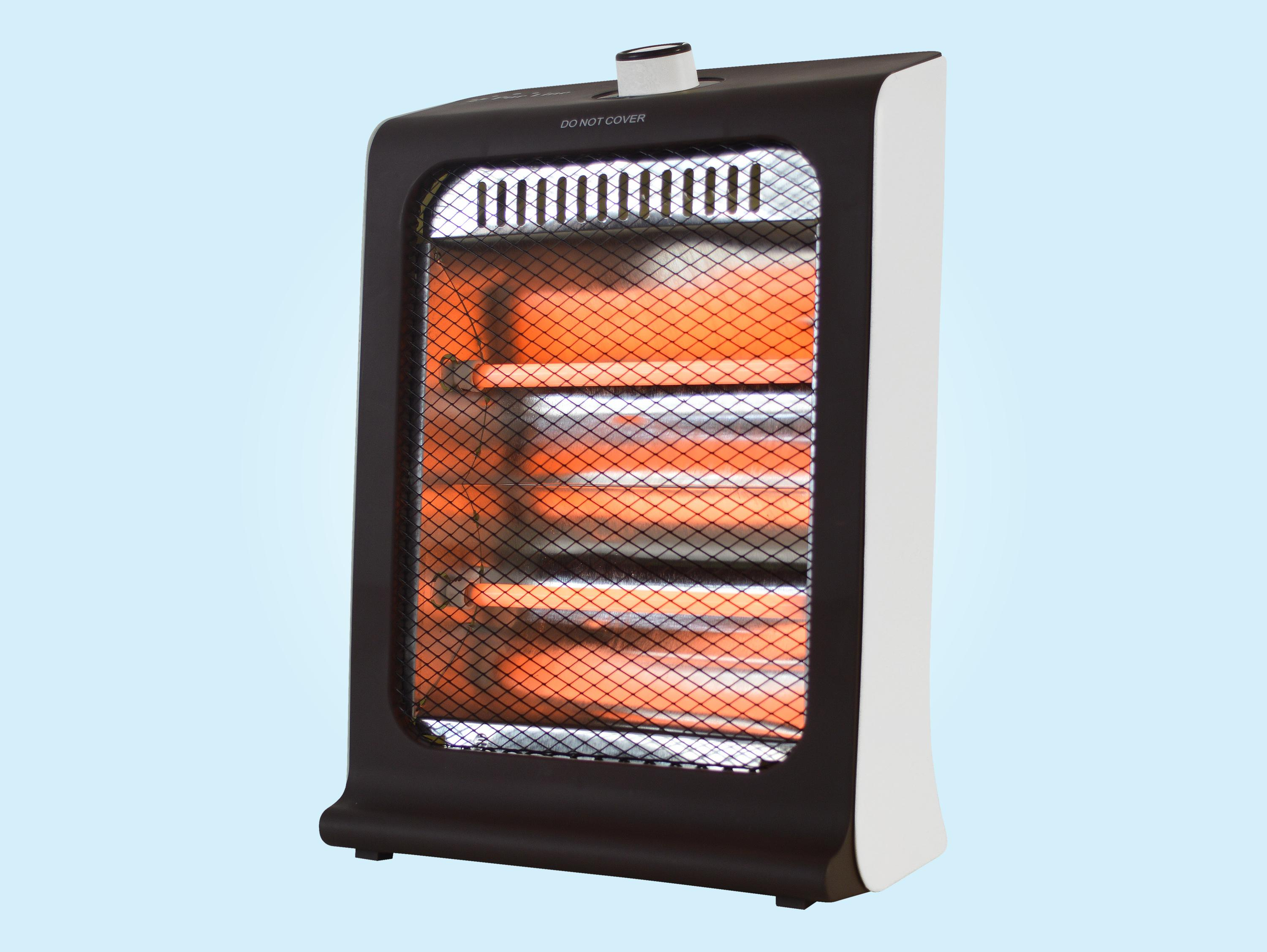 Calentador eléctrico en blanco y negro con frente de malla y elementos calefactores naranjas brillantes.