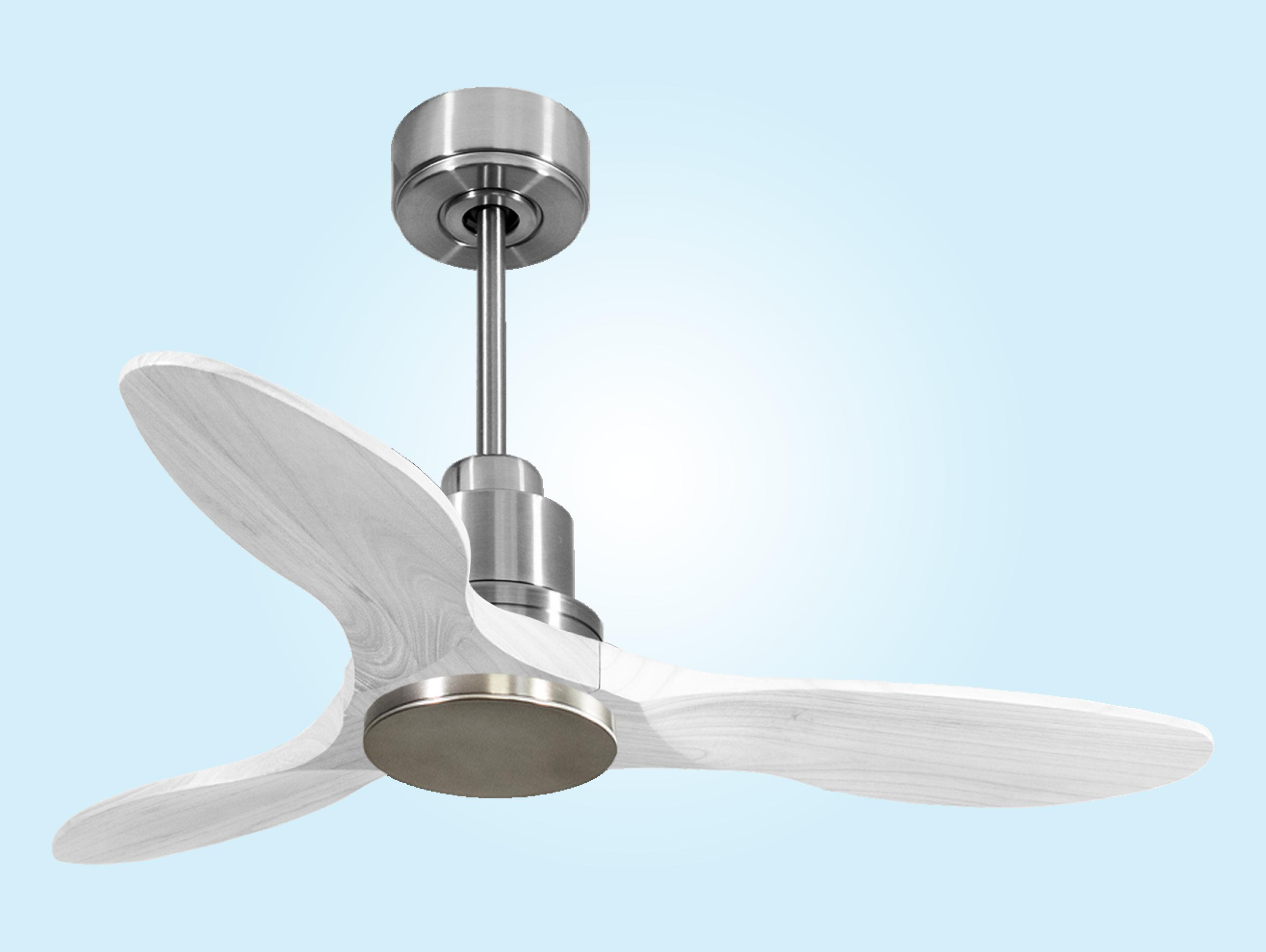 Ventilador de techo con aspas de madera blanca y gris y motor plateado. Las aspas están ligeramente curvadas.