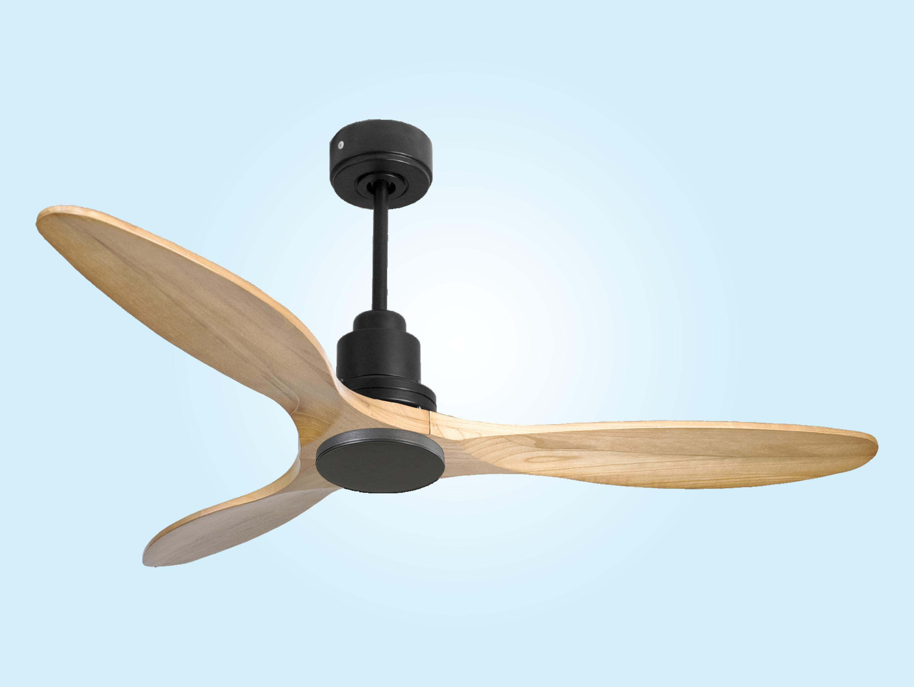 Un ventilador de techo con tres aspas de madera y un motor negro. El fondo es azul claro.