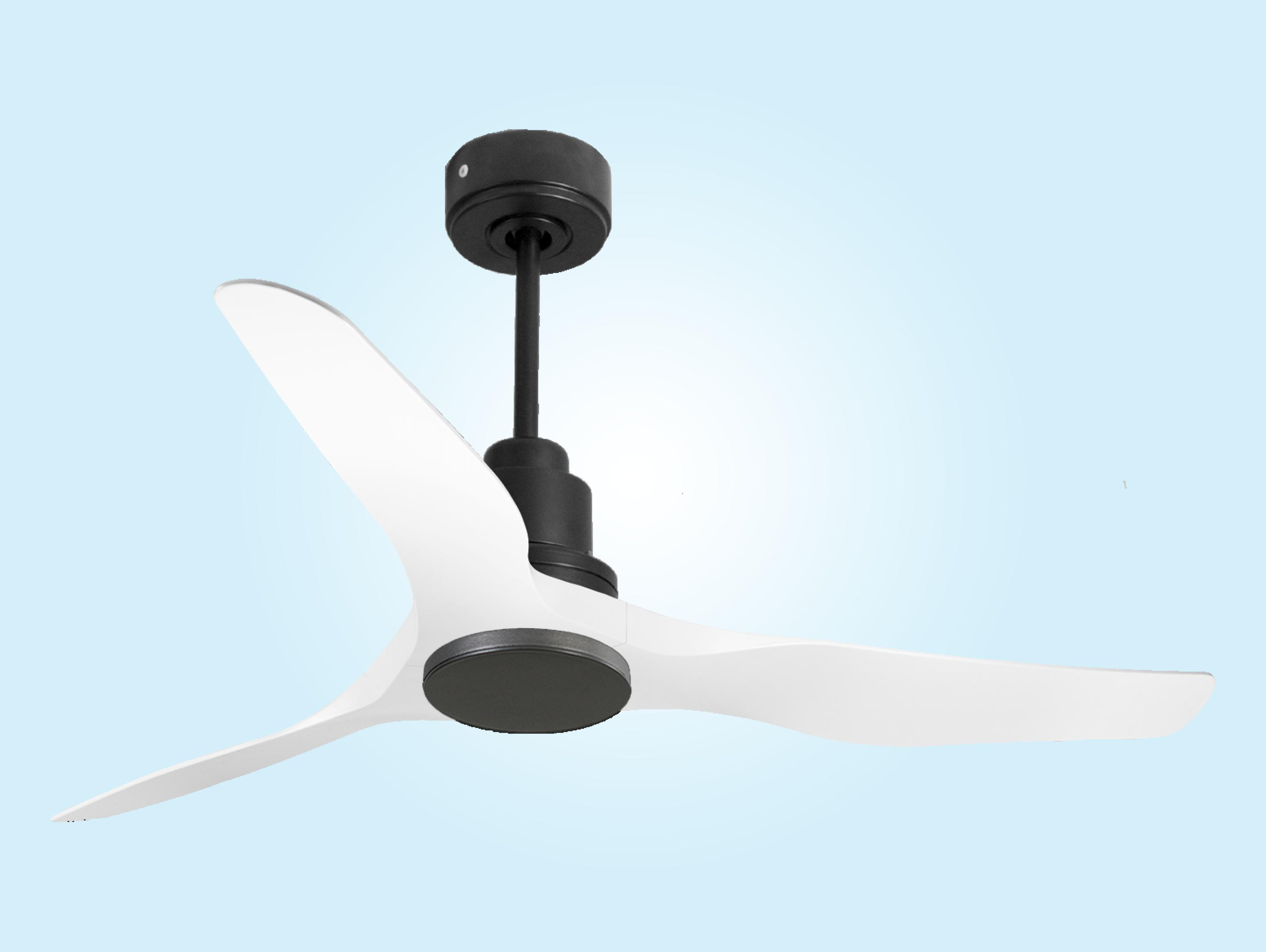 Ventilador de techo blanco con tres aspas. Carcasa del motor negra. Fondo azul.