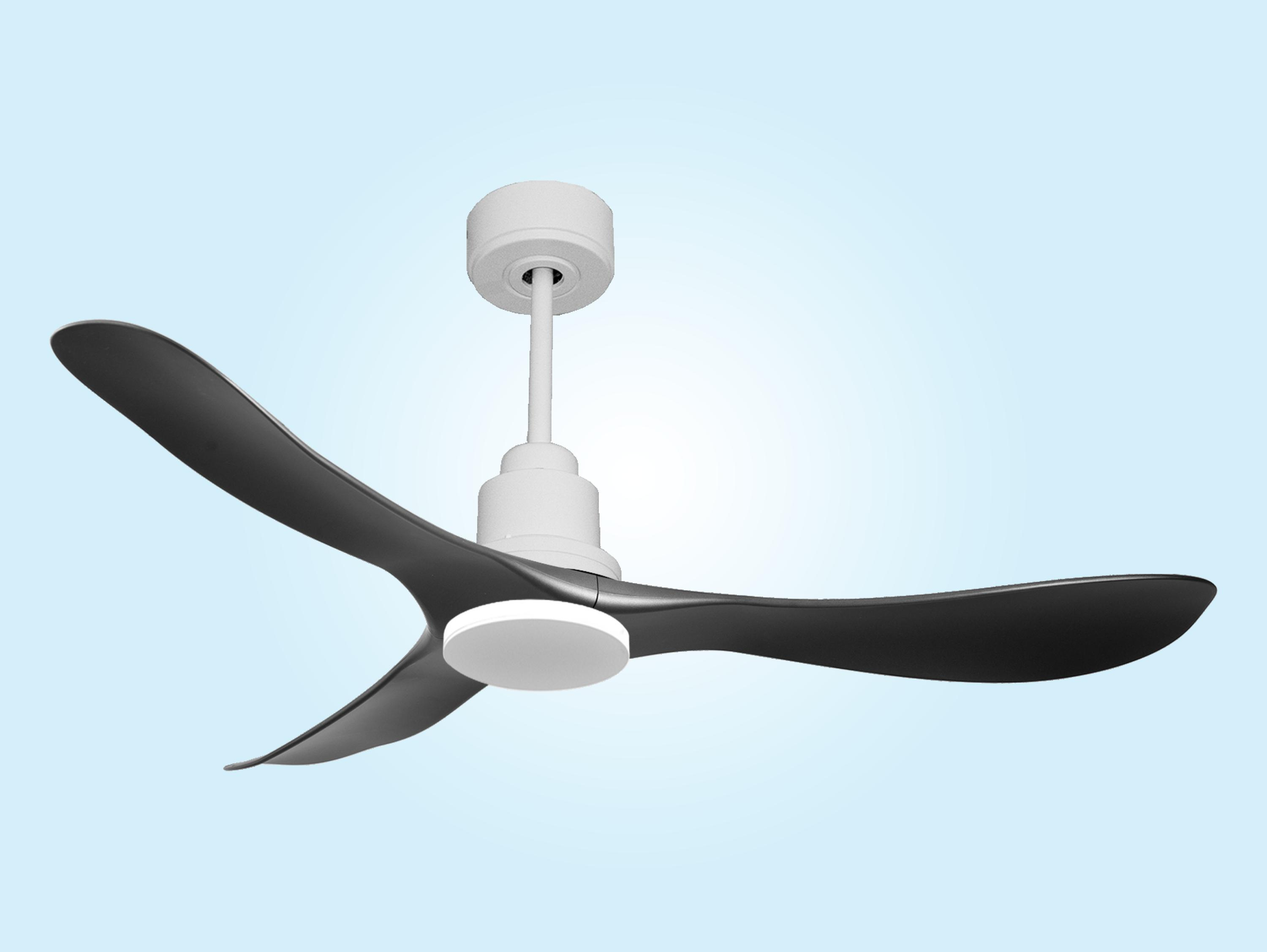Deckenventilator mit weißem Motor und drei schwarzen Flügeln, vor blauem Hintergrund.