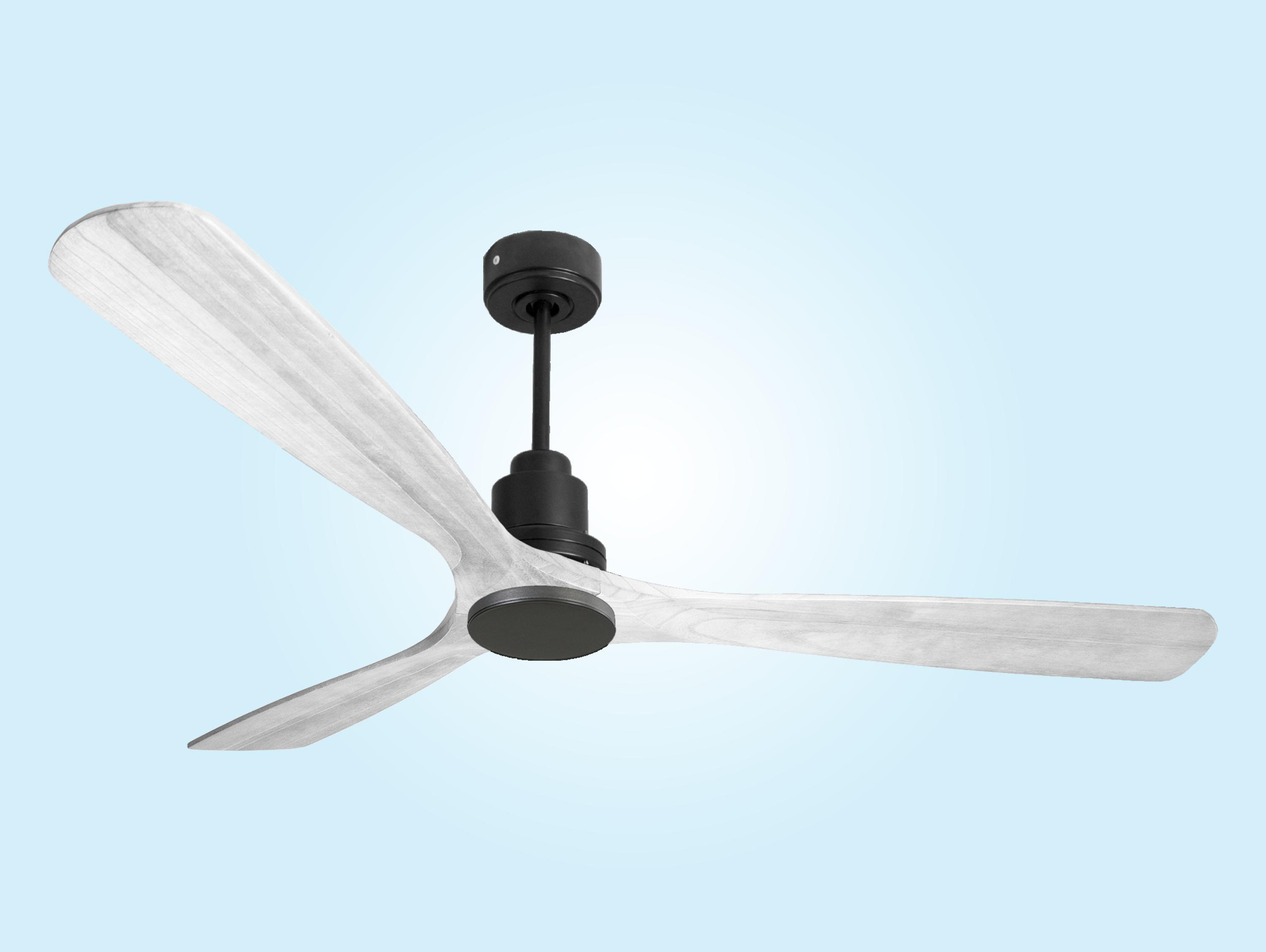 Ventilador de techo con tres aspas claras. El fondo es azul claro.