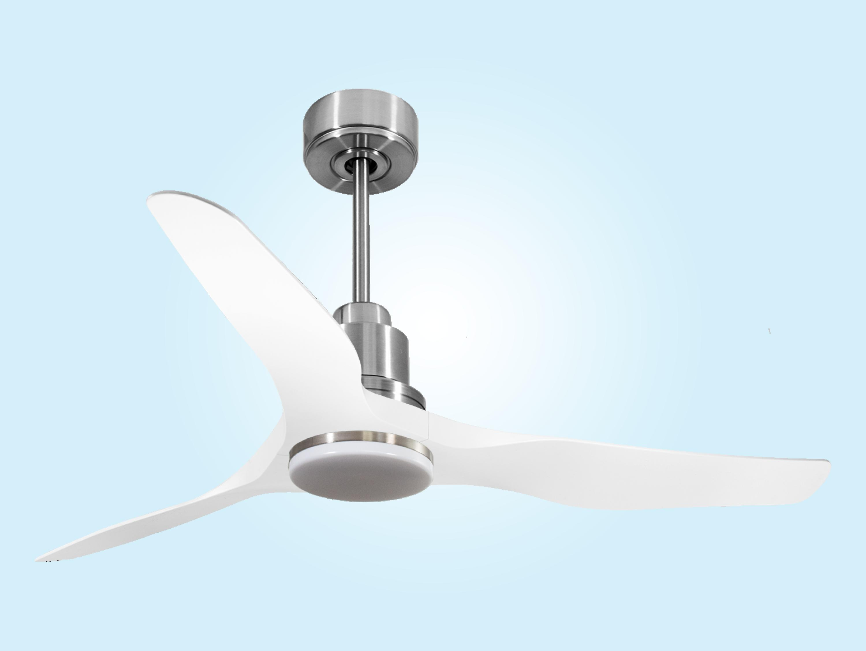 Ventilador de techo blanco con tres aspas blancas y motor plateado. Fondo azul degradado.