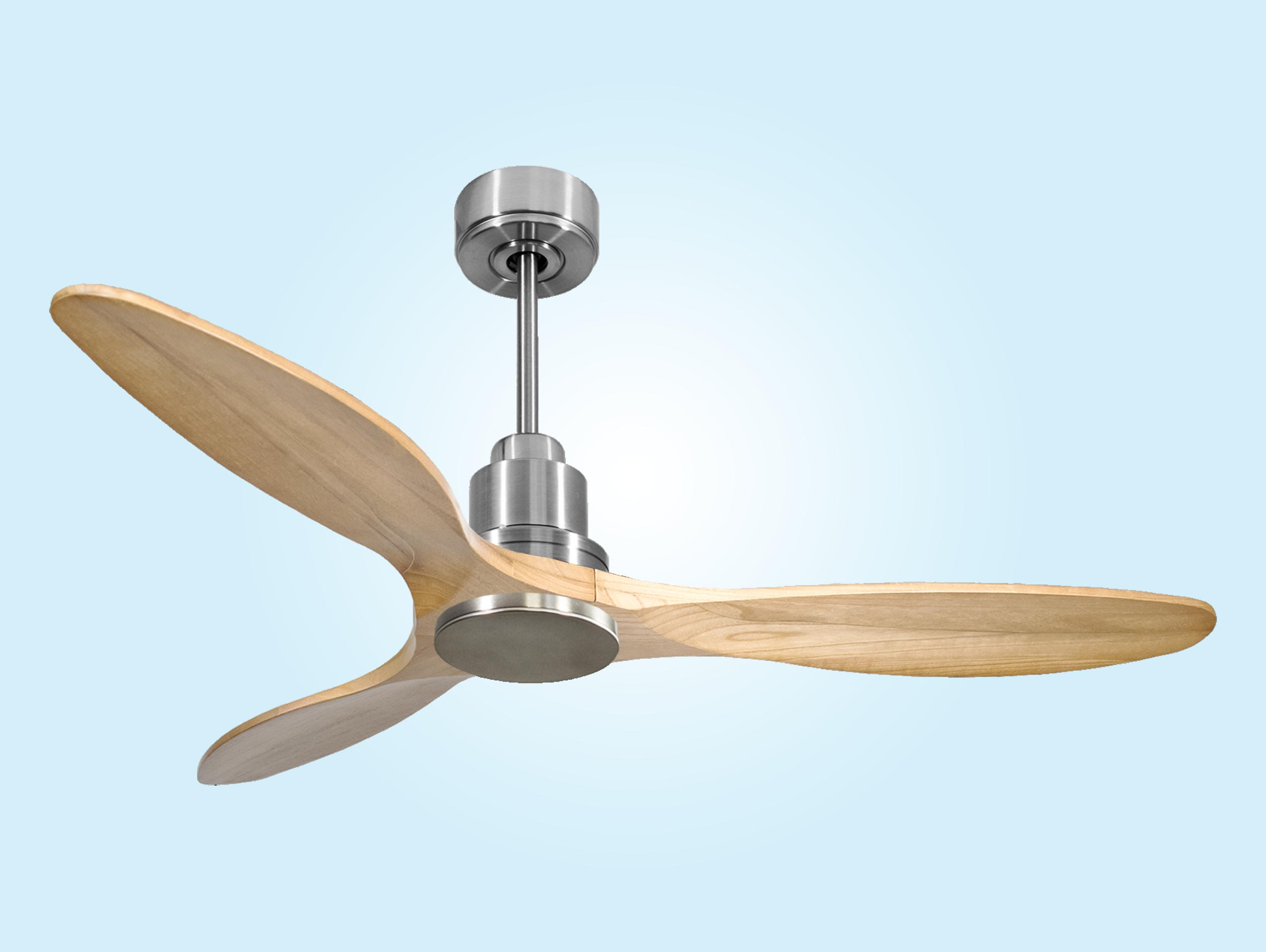 Un ventilador de techo con tres aspas de madera clara y detalles plateados sobre fondo azul.