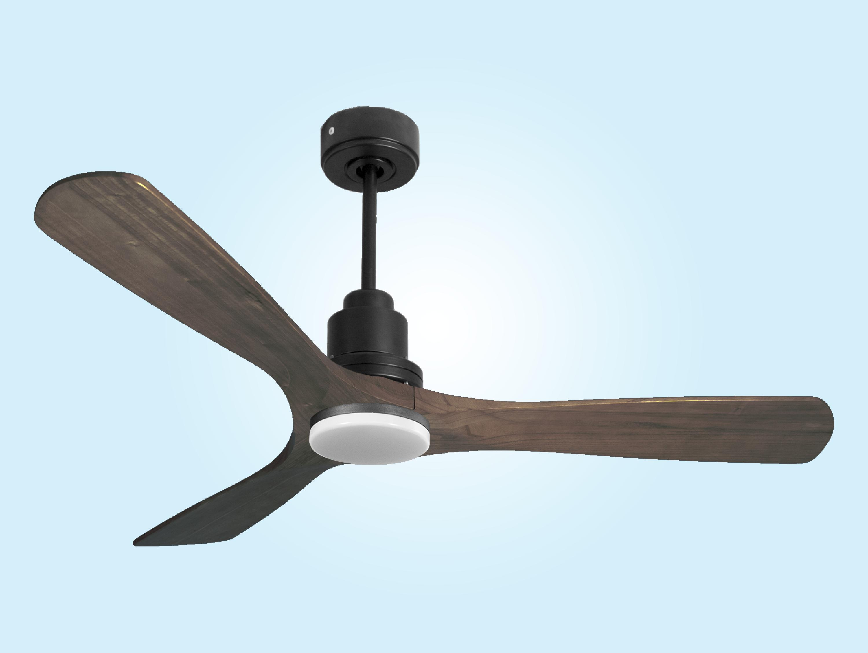 Ventilador de techo negro con aspas de madera marrón, carcasa del motor negra y luz blanca, sobre azul claro.