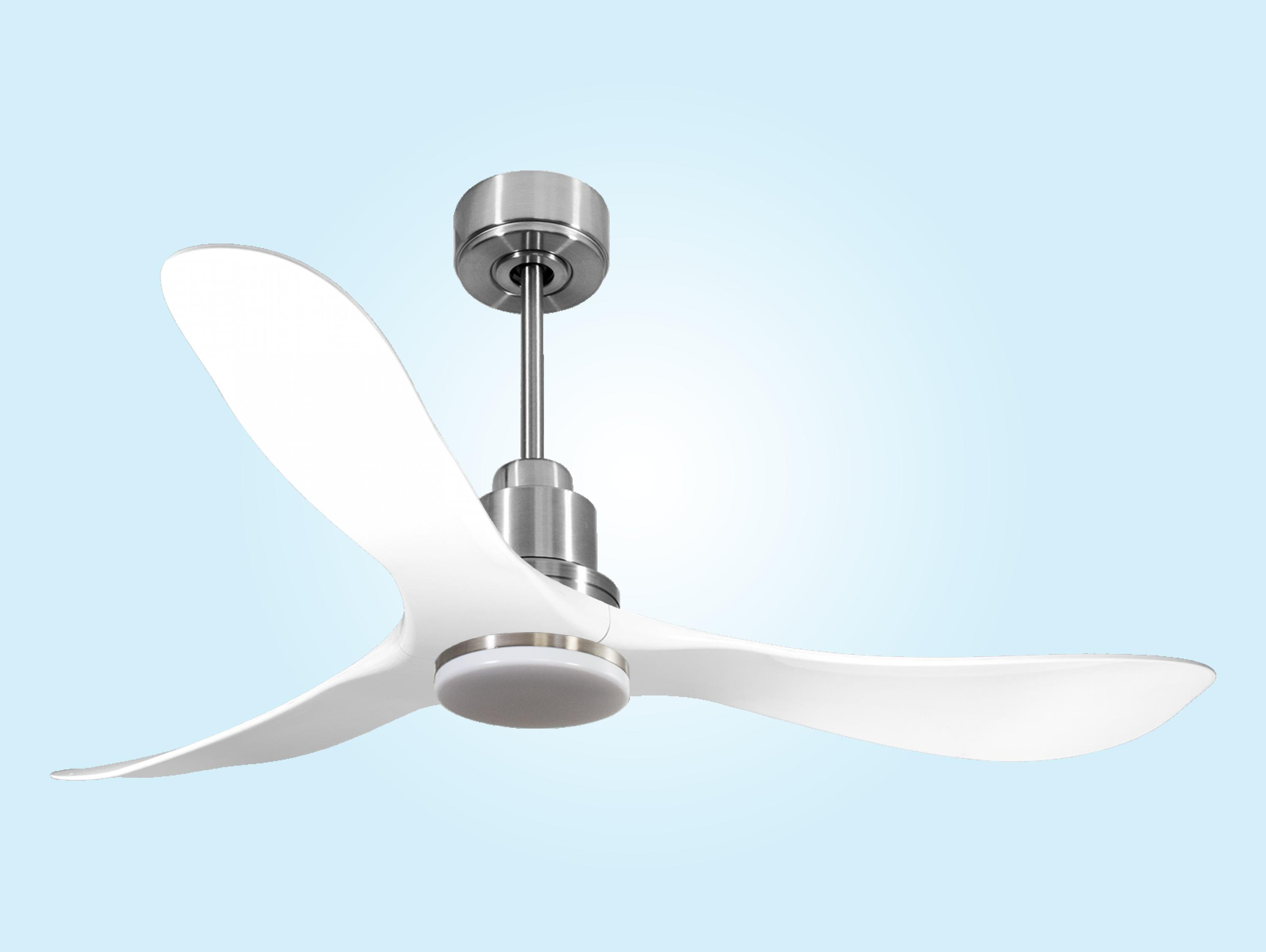 Ventilador de techo con aspas blancas y motor plateado. El fondo es azul claro.