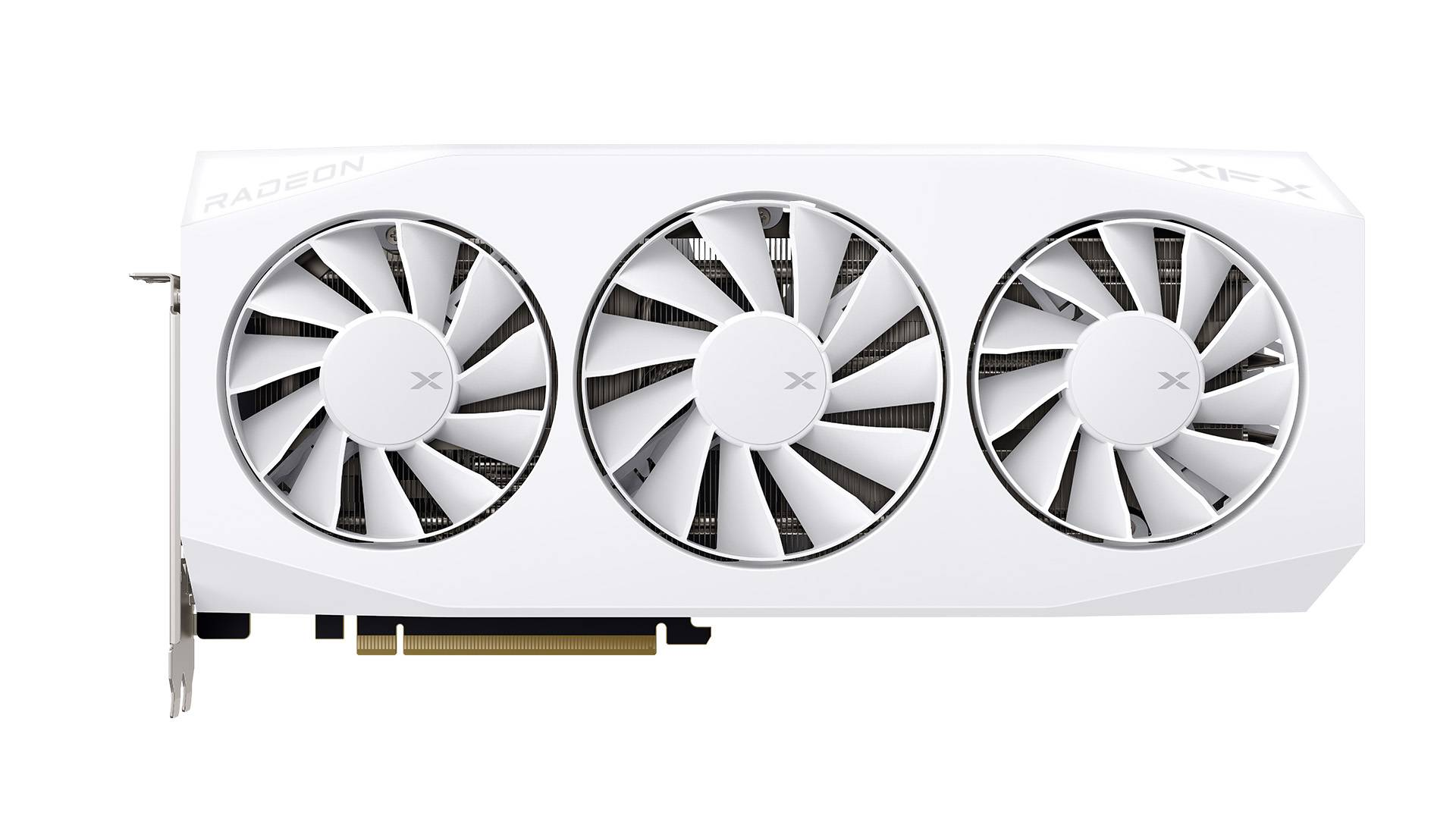 Une carte graphique XFX Radeon blanche, avec trois grands ventilateurs. La carte porte les logos Radeon et XFX.