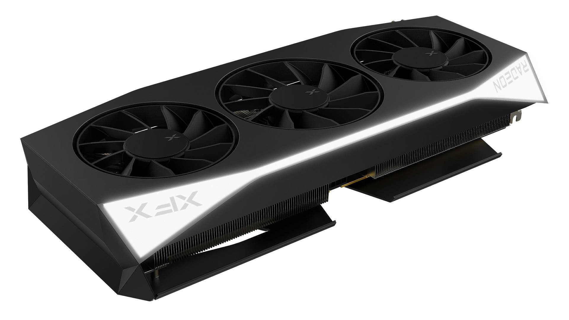 Une carte graphique XFX Radeon noire et blanche avec trois ventilateurs. La carte a une bande blanche brillante et le logo Radeon.