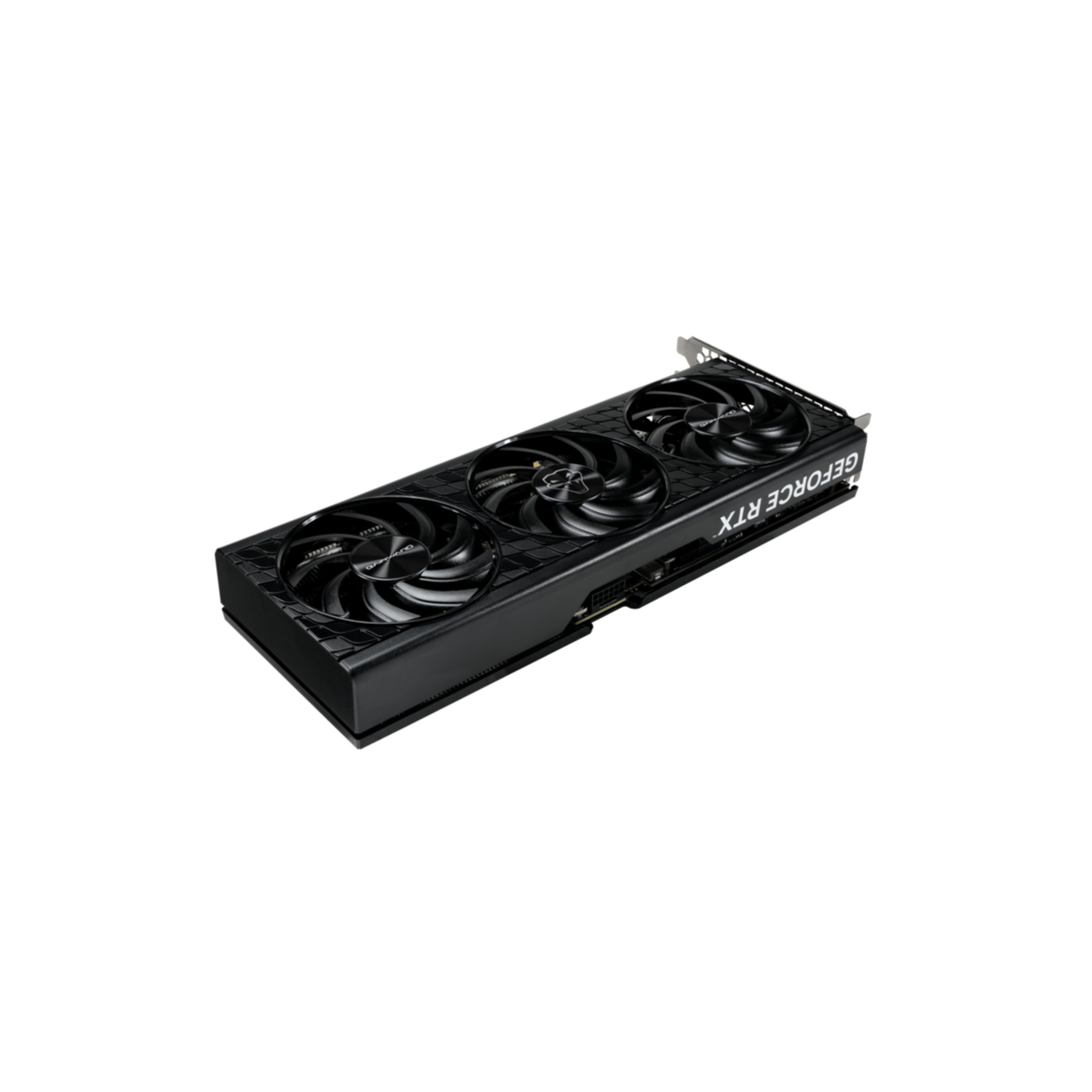 Schwarze Grafikkarte mit drei Lüftern, beschriftet 'GEFORCE RTX'. Winkelansicht der Lüfter.