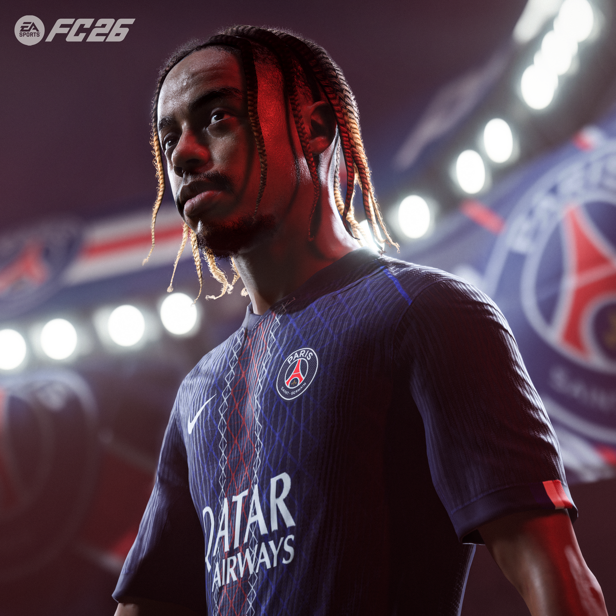 Piłkarz w niebieskiej koszulce z logo Paris Saint-Germain.