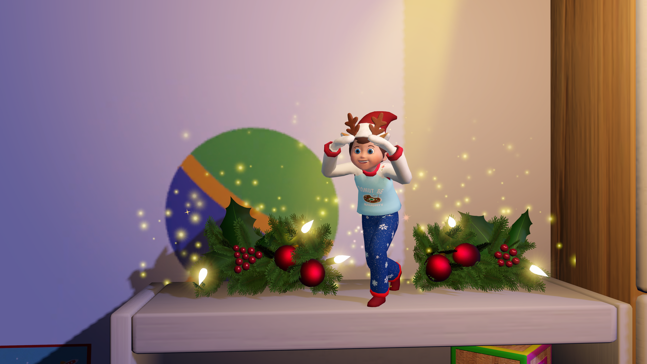 Un personaje con sombrero de reno y pijama está de pie cerca de decoraciones navideñas en un estante.