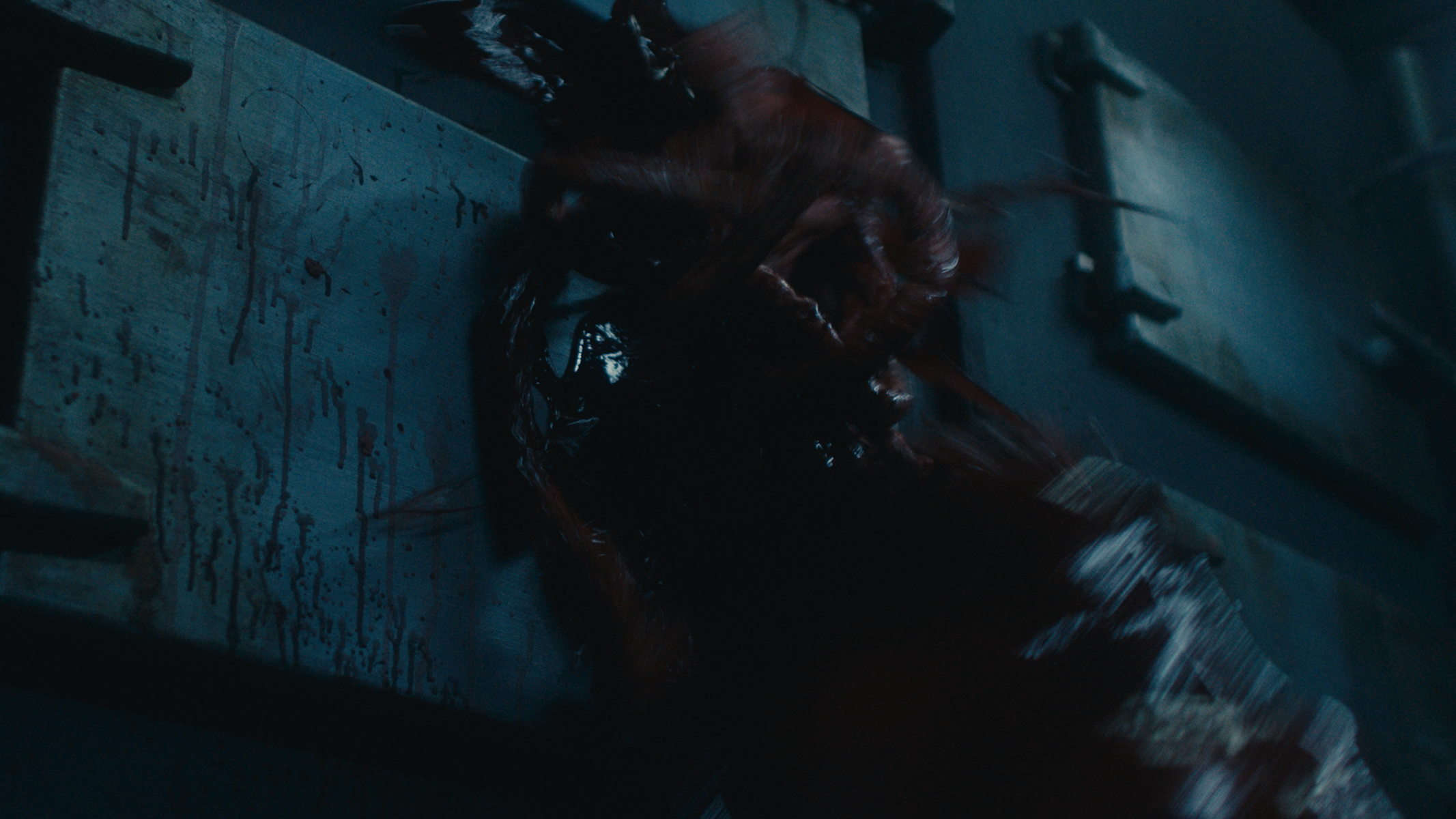 Zbliżenie krwi na ścianie. Mroczna, brutalna scena.