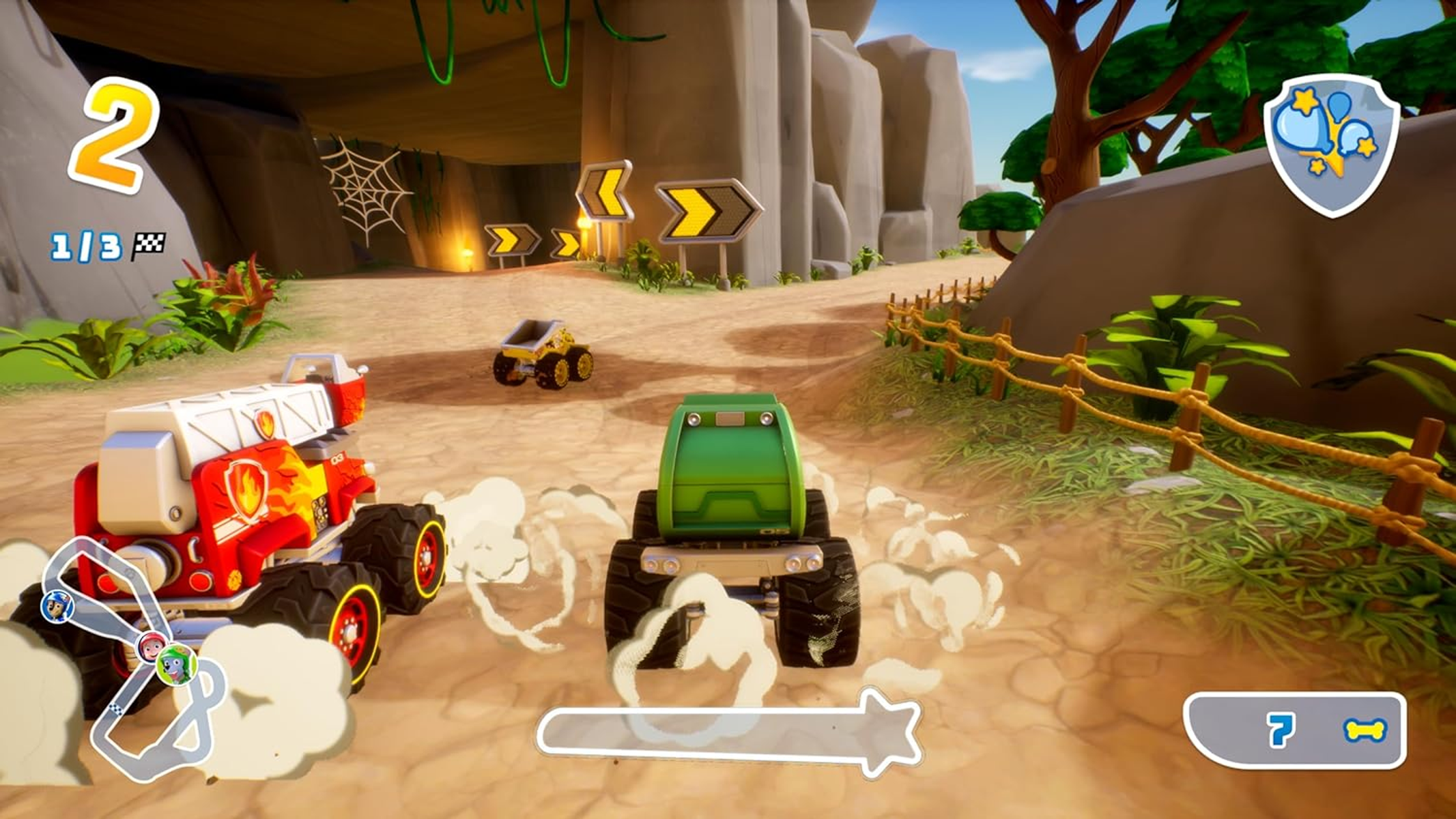 Dos monster trucks de Paw Patrol compitiendo en una pista de tierra. Un camión verde está al frente.