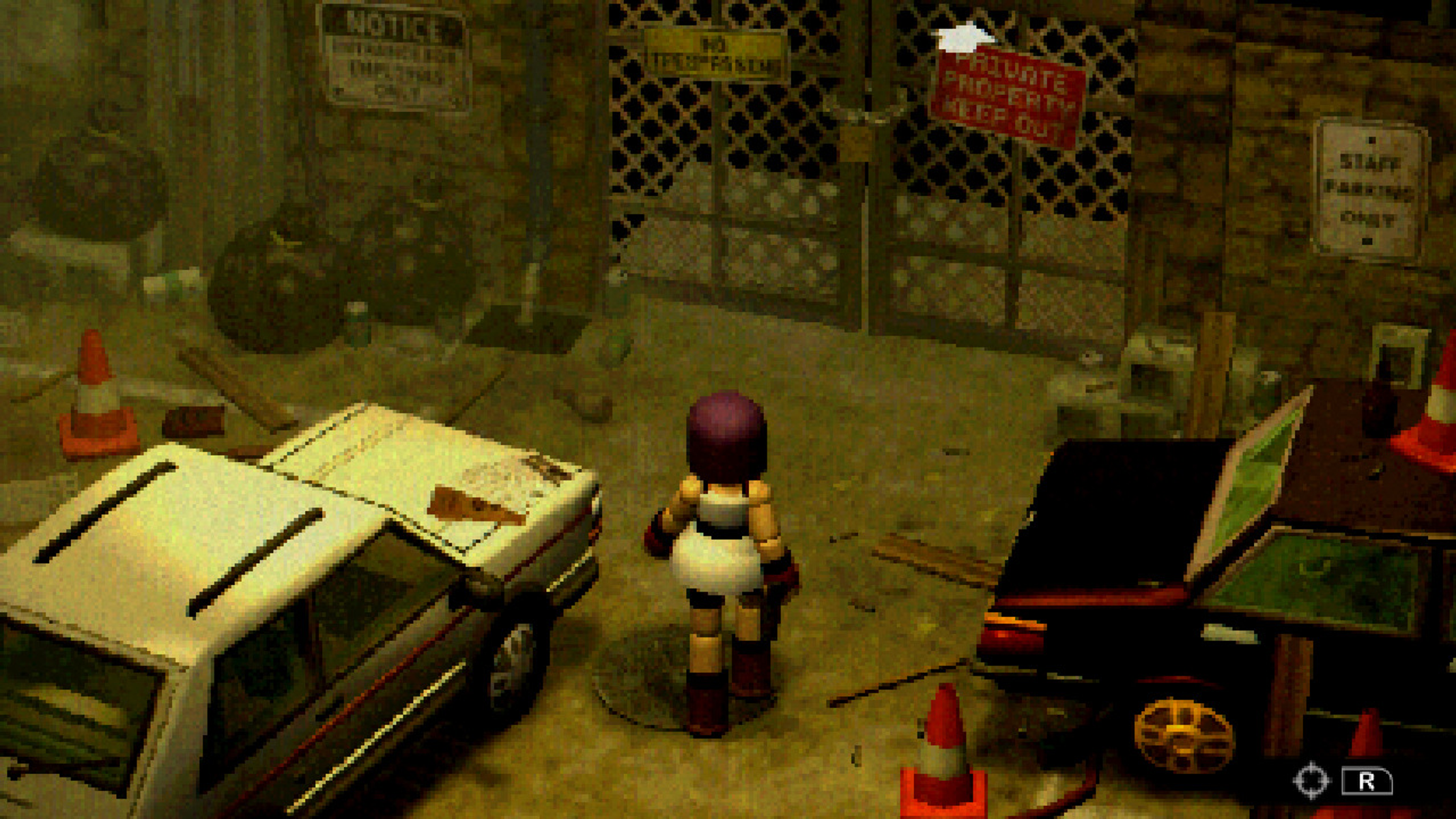 Un personaje está afuera de un edificio con letreros. Hay coches y conos de tráfico. La escena tiene un ambiente inquietante.