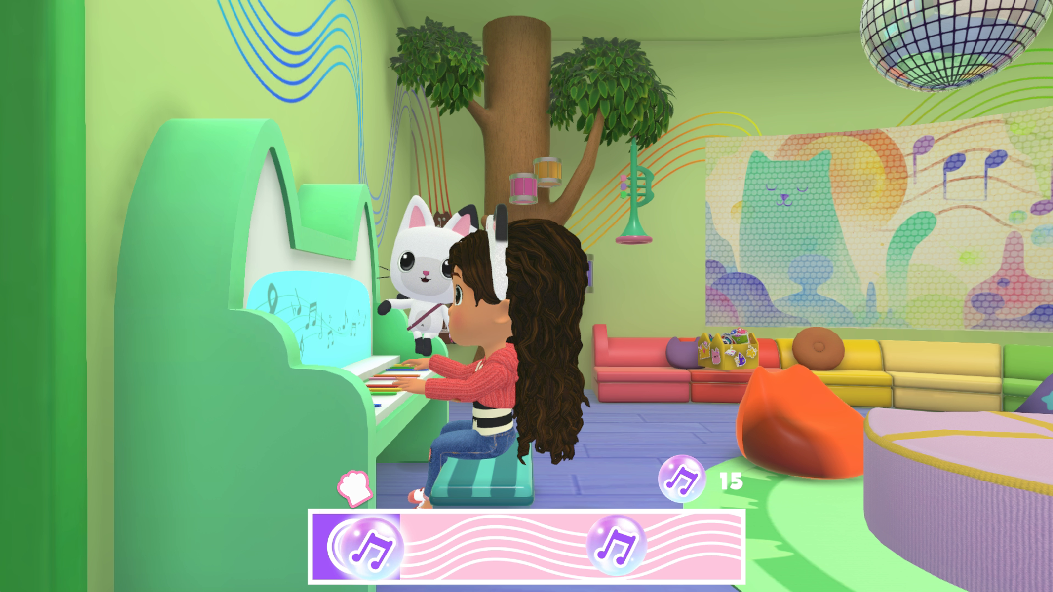 Una niña con orejas de gato toca el piano. Un gato mira. El fondo es una habitación de dibujos animados.