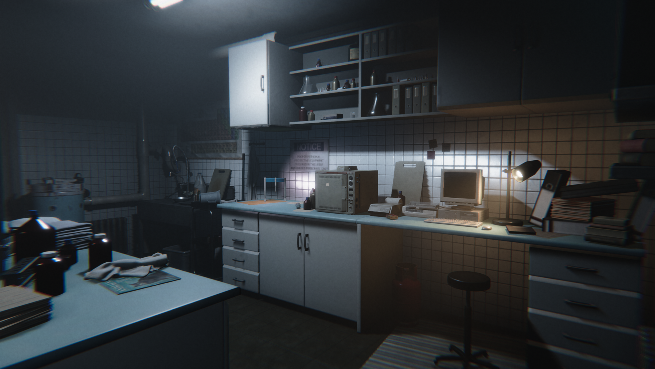Un interior de laboratorio con poca luz y equipo. Un escritorio, una computadora, estantes con vasos y otros objetos.