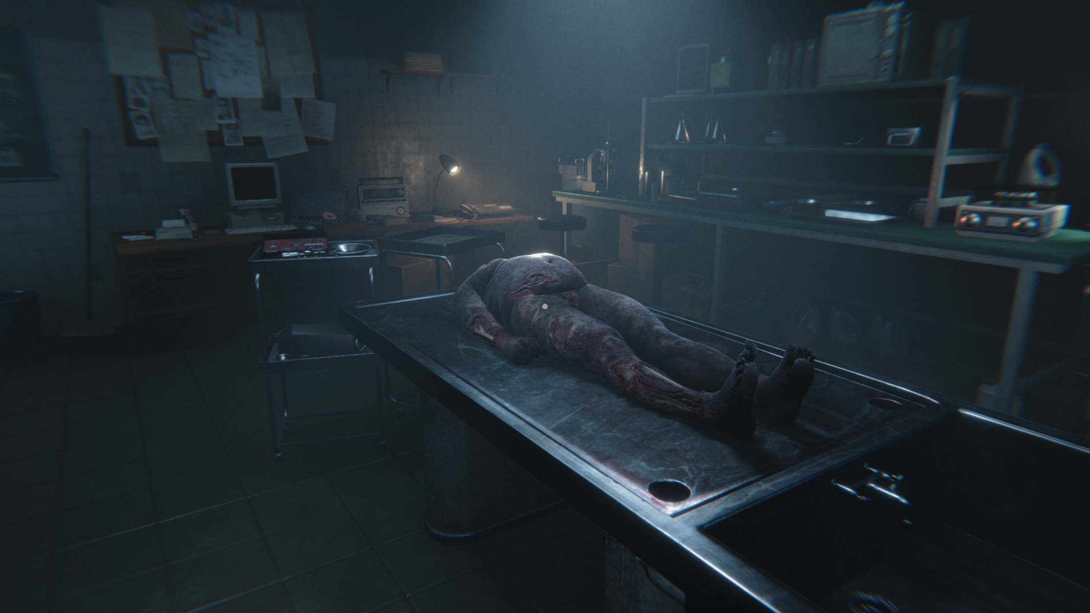 Un cuerpo yace en una mesa de metal en una habitación tenue. Herramientas médicas cerca.
