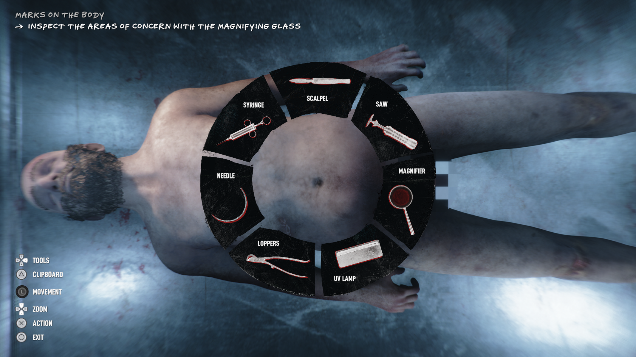 Un cuerpo yace en una mesa. Un menú circular con herramientas médicas flota sobre el abdomen.