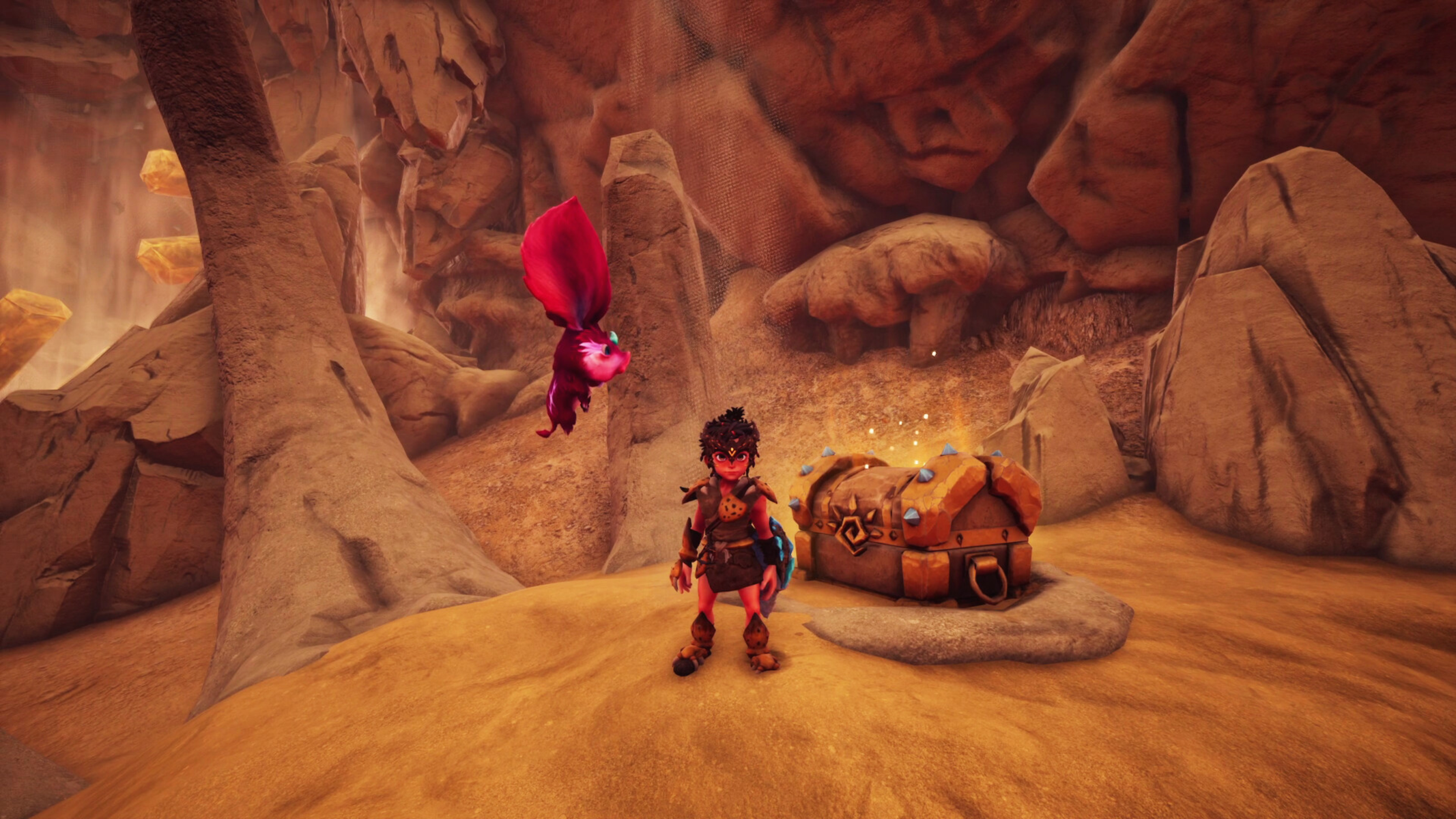 Postać stoi obok skrzyni w jaskini, z latającym stworzeniem, w scenie z gry.