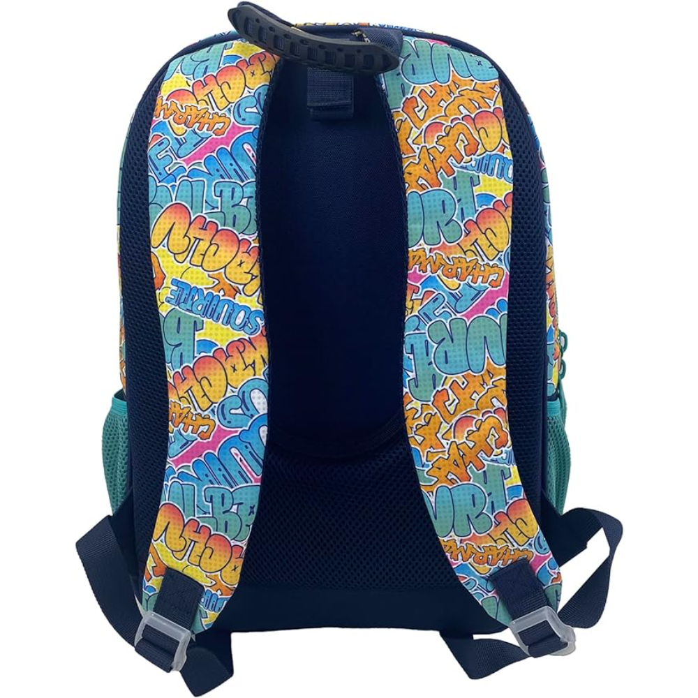 Rucksack mit Graffiti-Text in verschiedenen Farben. Blau, Gelb, Rosa und Weiß auf marineblauem Hintergrund.