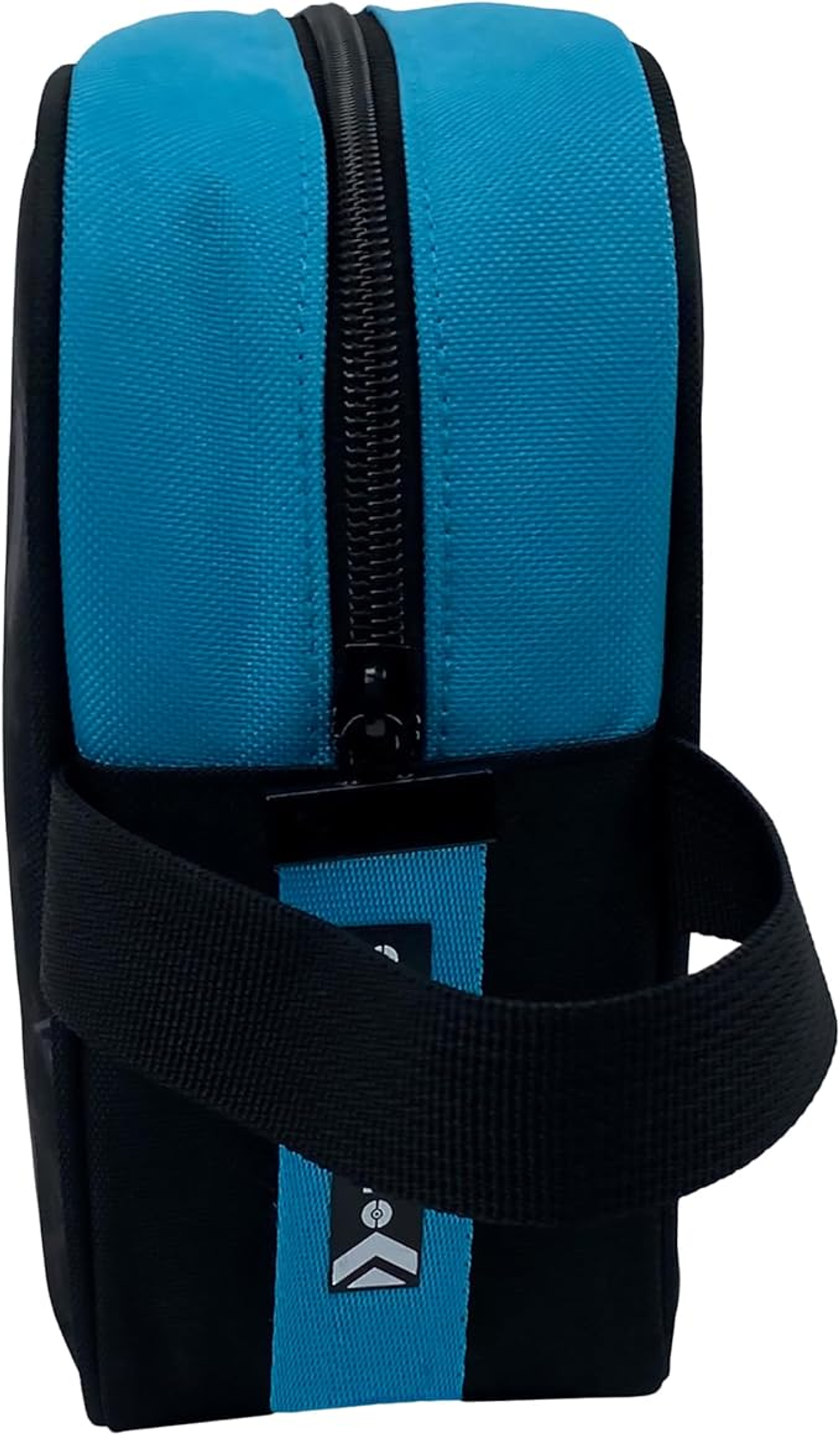 Estuche azul y negro con cremallera. Cuenta con una correa negra y una raya azul. Un logo es visible en el lateral.