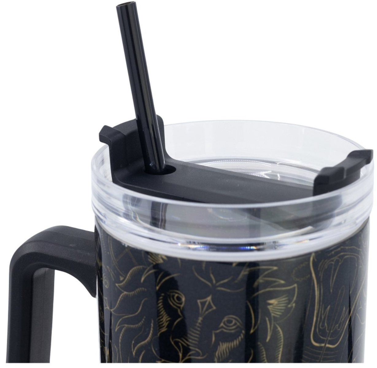 Un vaso negro con diseños de leones dorados y pajita, asa y tapa, vista de cerca.