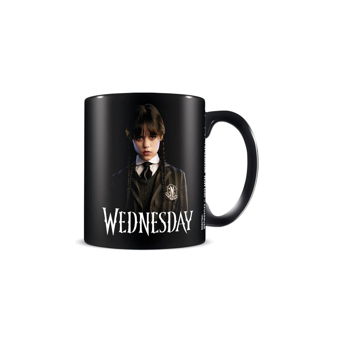 Schwarze Tasse mit Wednesday Addams. Bild von Wednesday. Weißer Text liest WEDNESDAY.