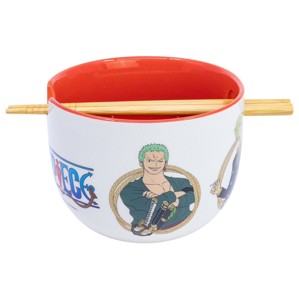 Un cuenco de One Piece con Zoro. Palillos en el borde. El logo de One Piece es visible.