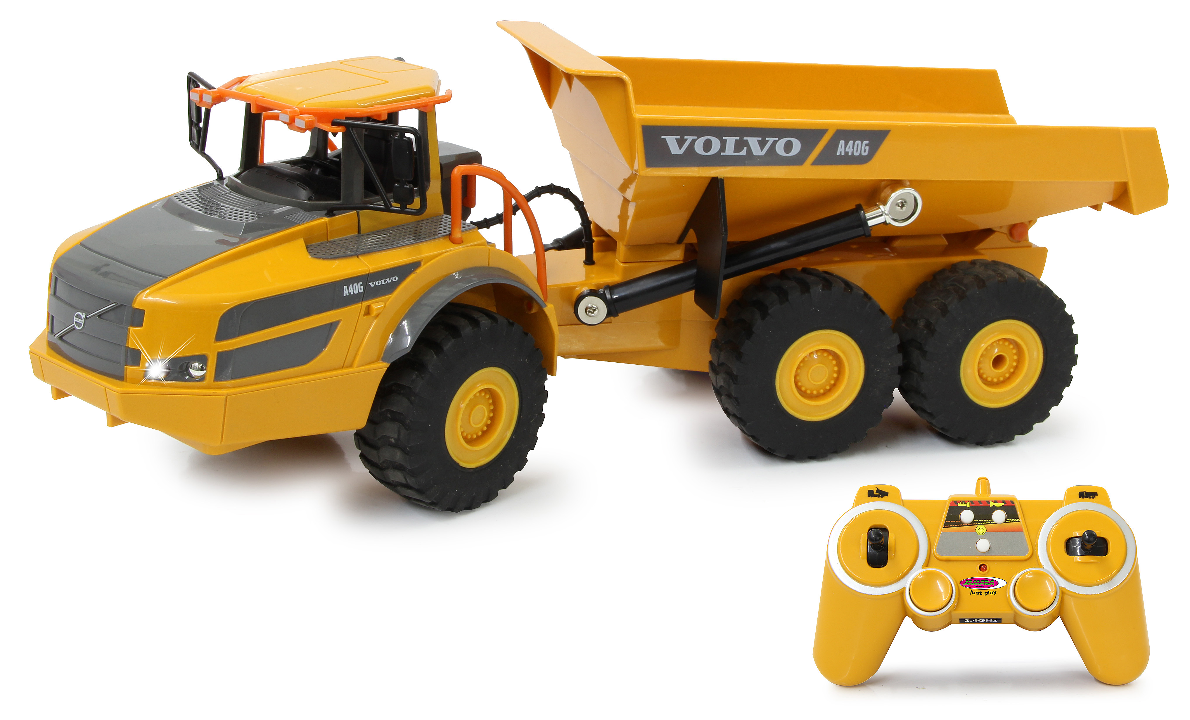 Un camión volquete de juguete amarillo y un control remoto amarillo. El camión es un modelo Volvo A40G.