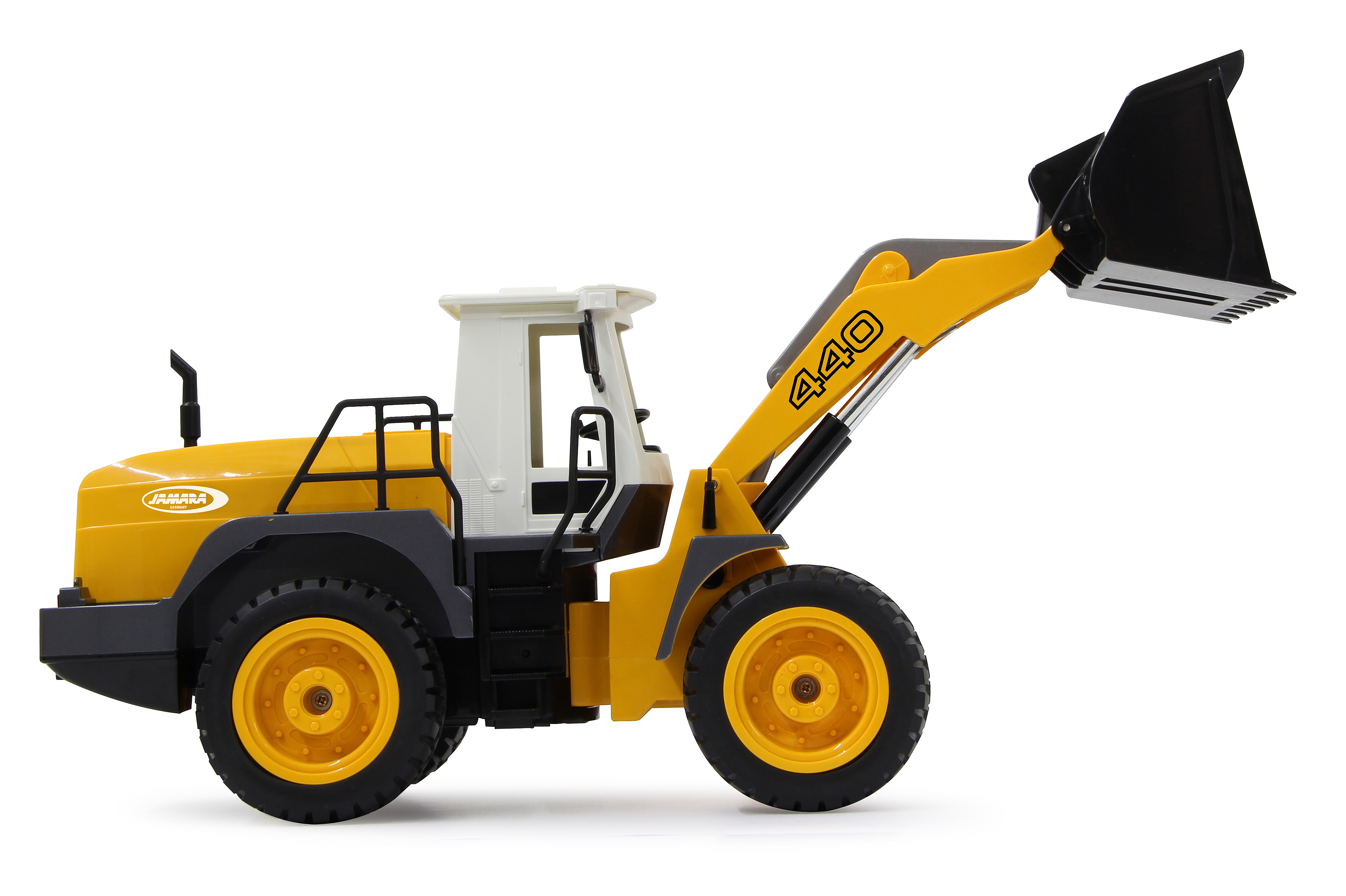 Żółta zabawka ładowarki czołowej na białym tle. Posiada czarne koła, łyżkę i białą kabinę. Ramię z napisem "440".