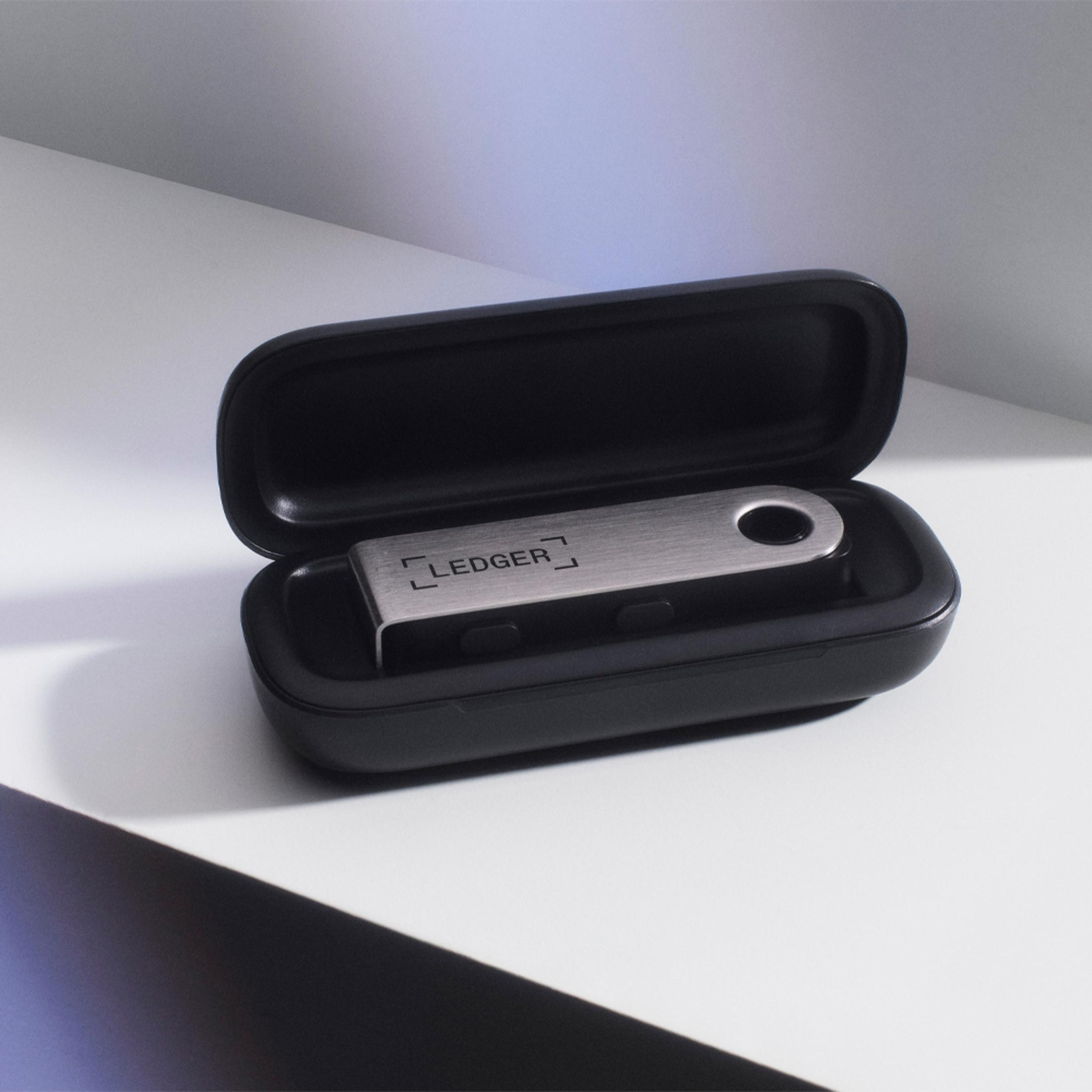 Zilveren Ledger-apparaat in een zwarte case.