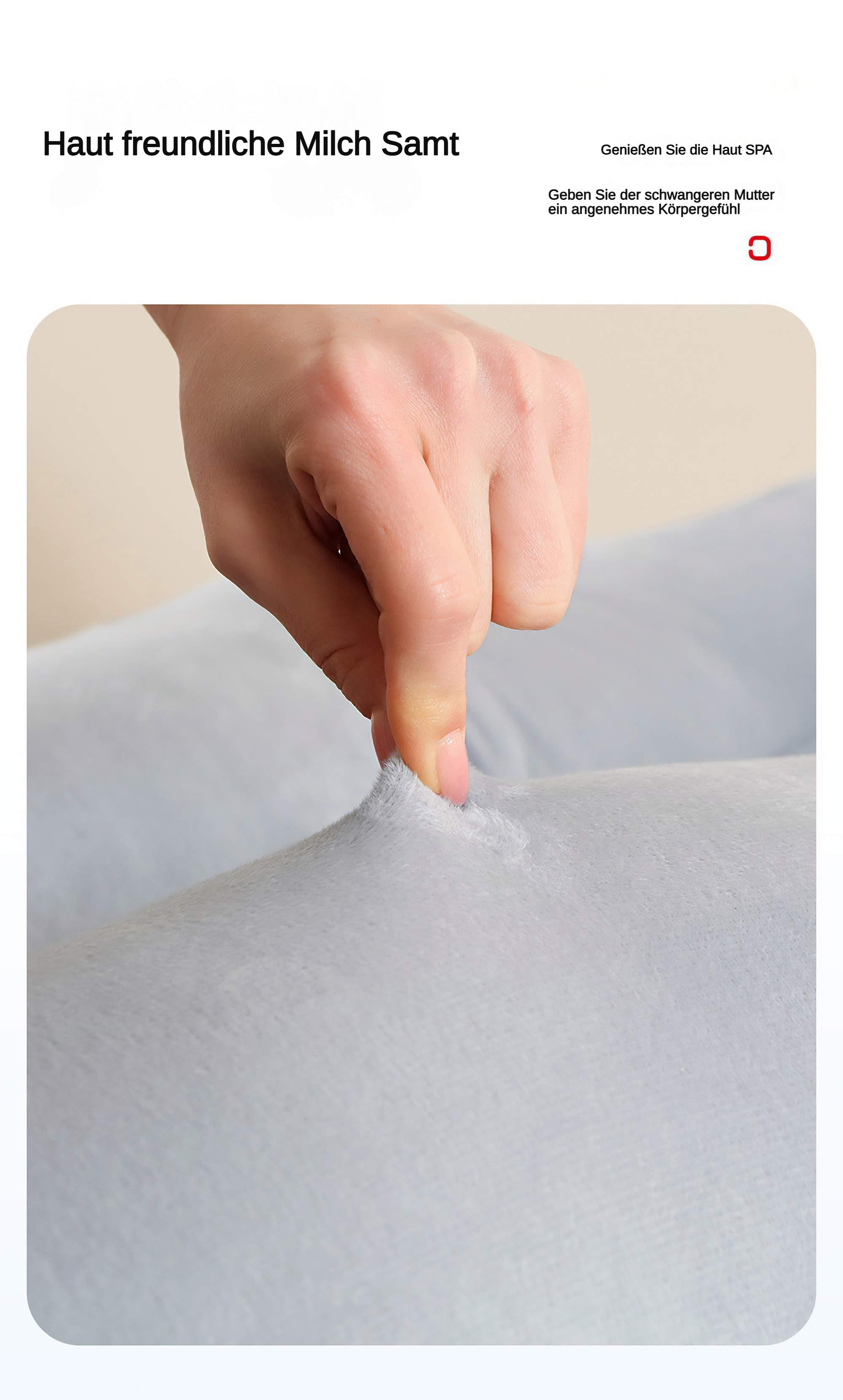 Eine Hand berührt einen weichen, hellblauen Stoff. Der Text auf dem Bild ist auf Deutsch.