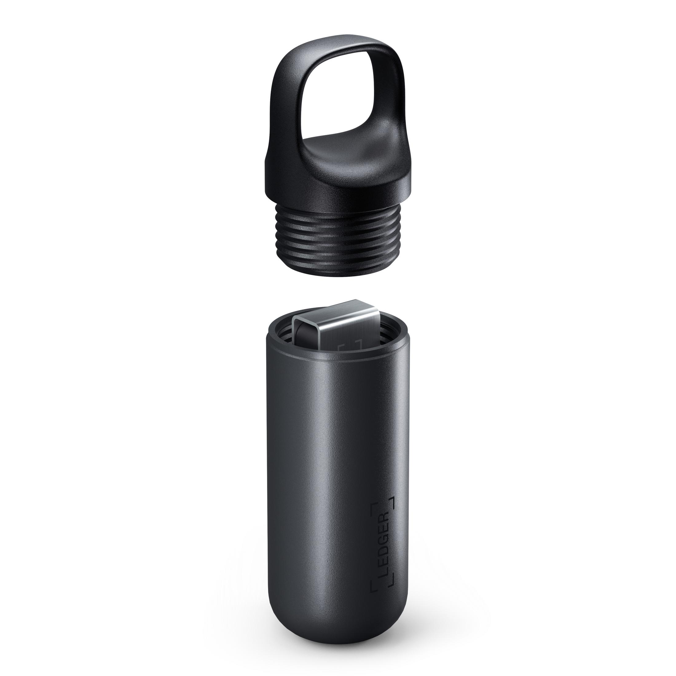 Een zwart Ledger-apparaat met een afneembare dop, die de USB-C-poort laat zien. De dop heeft een lus.