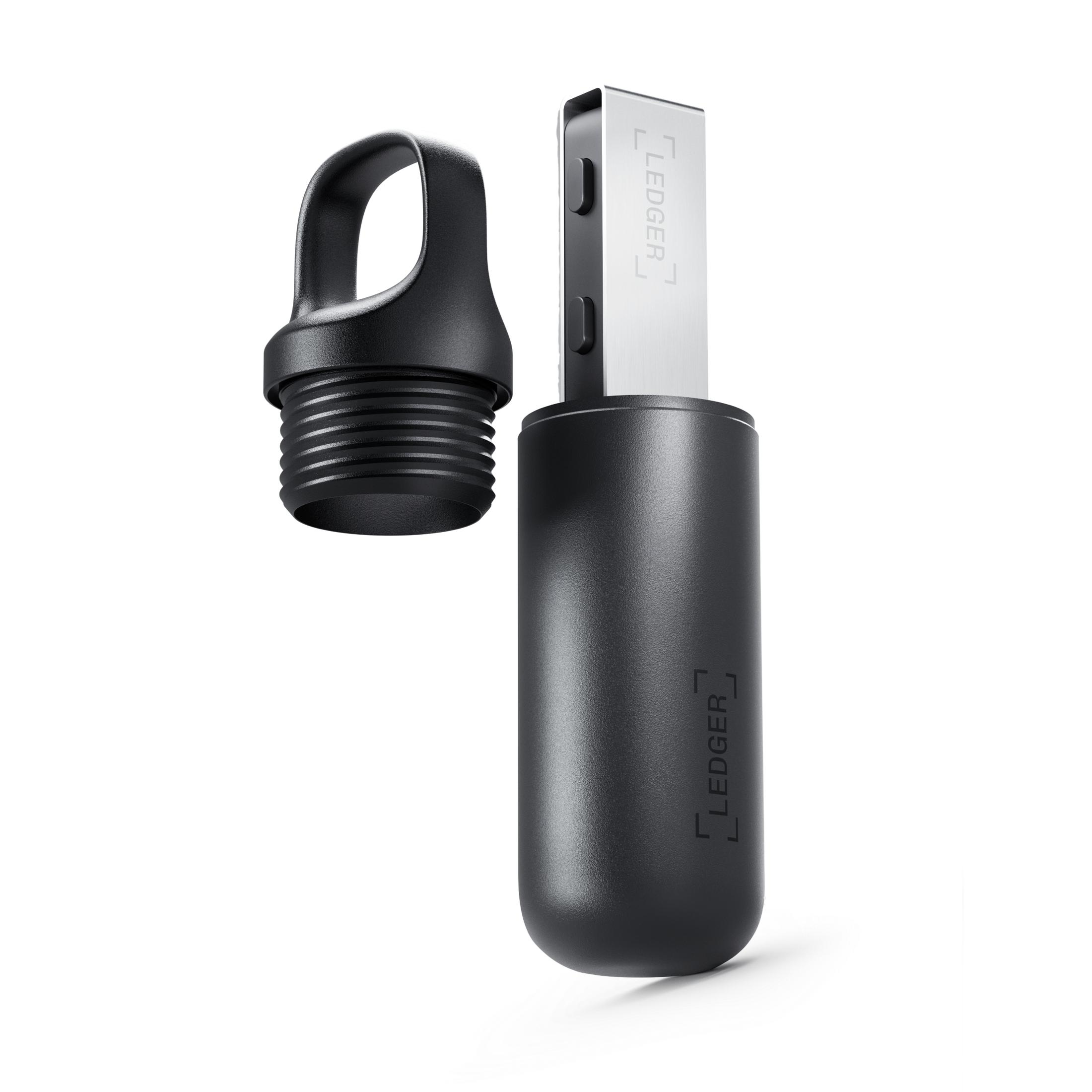 Een zwart Ledger-apparaat met een zichtbare USB-C-poort en een losse zwarte dop met een lus, op een witte achtergrond.