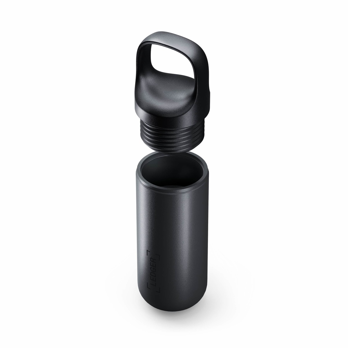 Zwarte cilindrische container met een handvat bovenop en een los deksel.