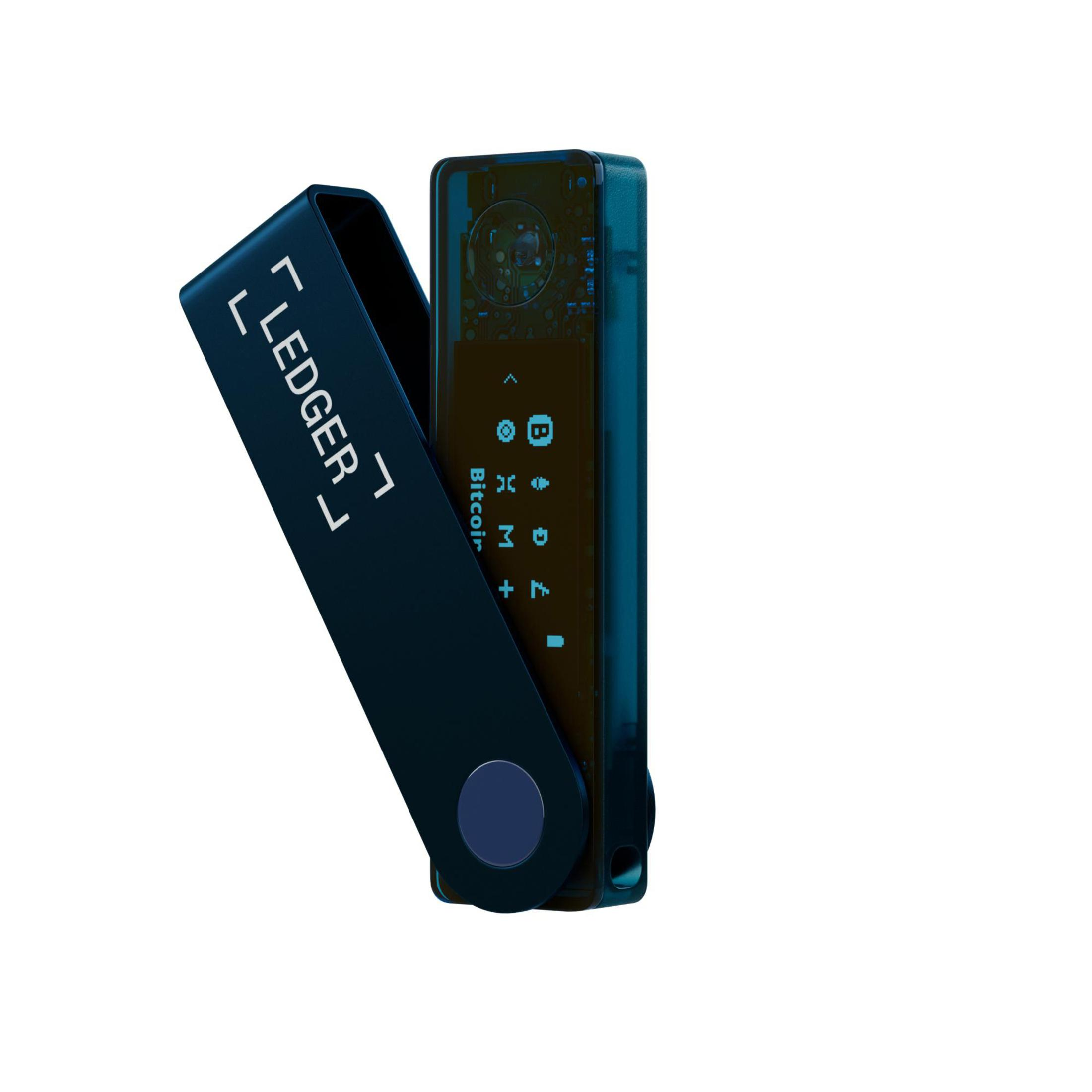 Un dispositivo Ledger oscuro, abierto, que muestra la pantalla con iconos de Bitcoin, sobre un fondo blanco.
