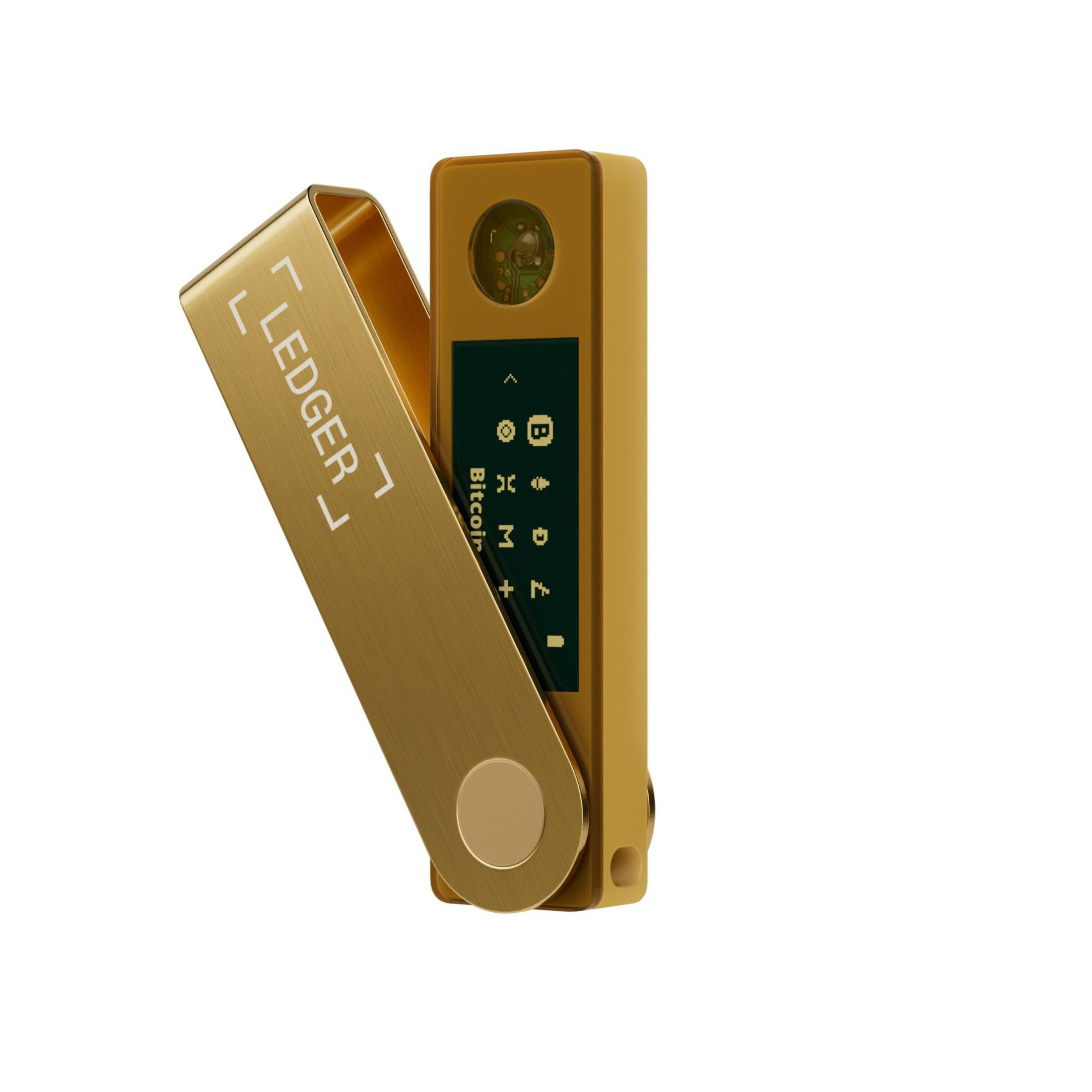 Un Ledger Nano S dorado con una pantalla que muestra símbolos de Bitcoin. Está abierto y en ángulo, sobre un fondo blanco.